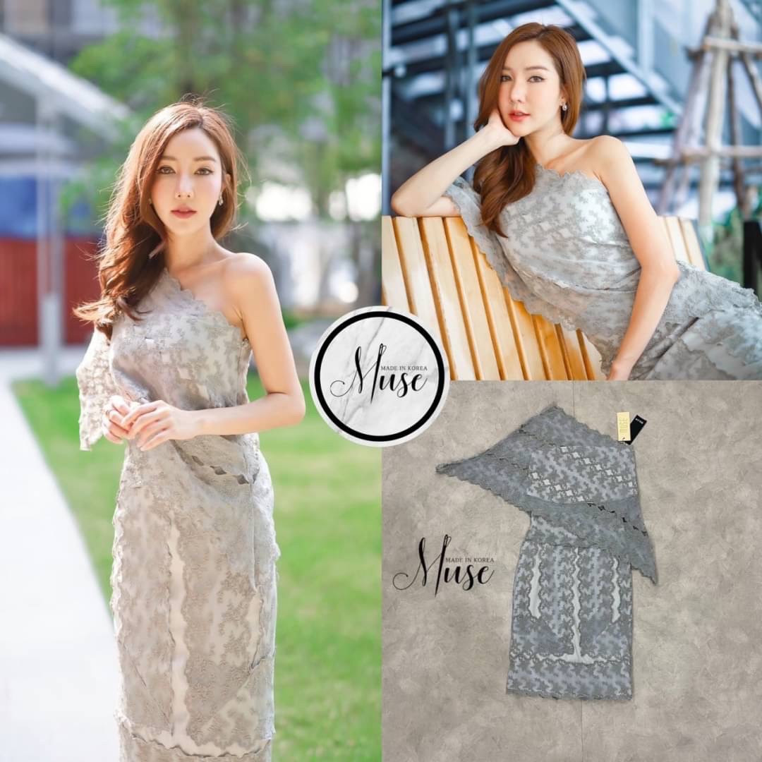 เซ็ตเสื้อลูกไม้ทรงสะพายไหล่ทรงเฉียง ใส่คู่กับกระโปรงเอวสูง ตัวผ้าเป็นผ้าลูกไม้อย่างดี บอกเลยว่าสวยแพงมากๆ