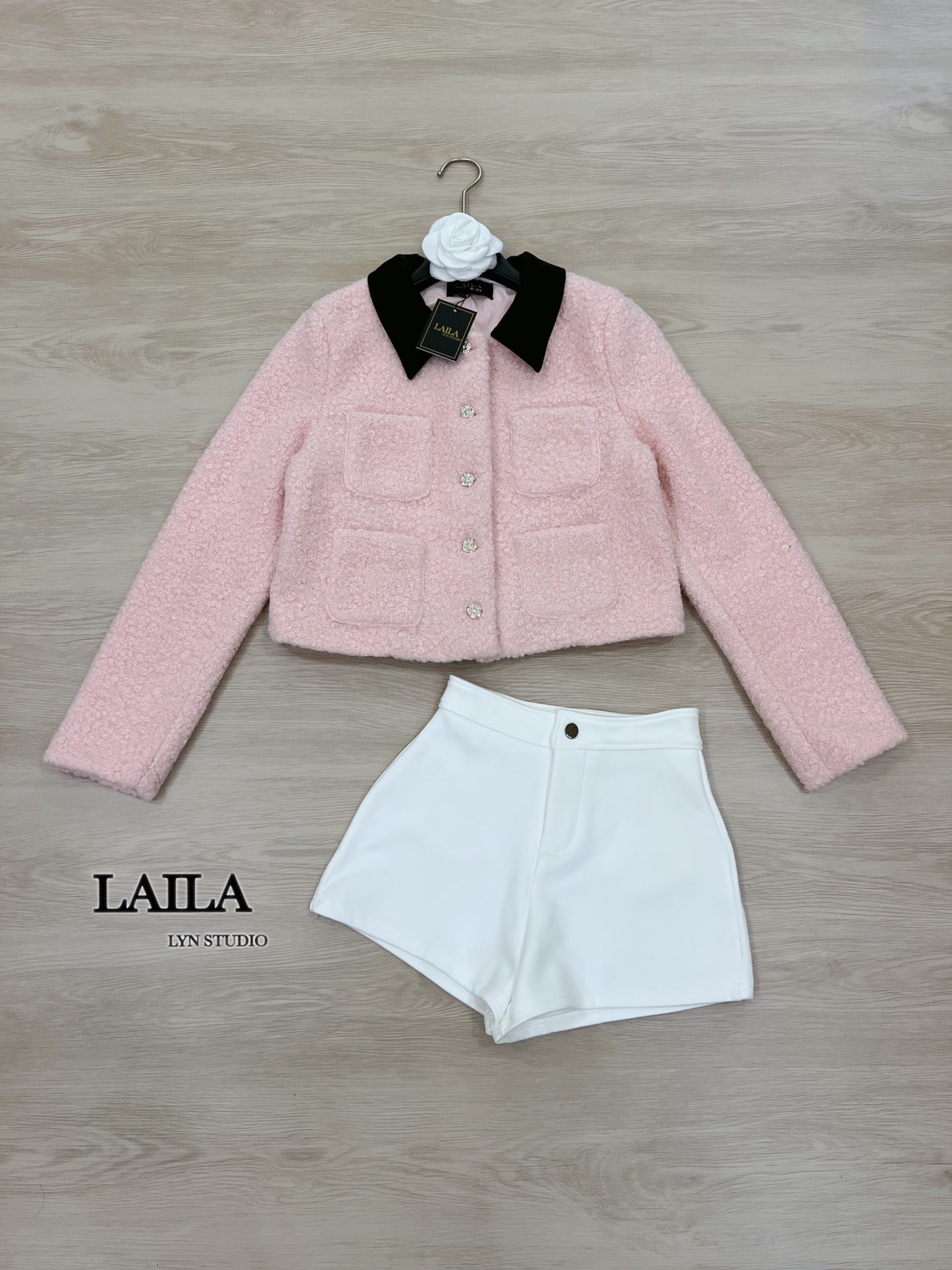 Tag : LAILA Detail: SET เสื้อ+กางเกง งานเสื้อสเวตเตอร์ทรงแขนยาวงานผ้าขนนุ่มๆๆทั้งตัวดีไซน์ด้วยแต่งปกสีดำตัดกับตัวเสื้อดีมากมาในโทรนครีมออฟไวท์/ชมพูและพร้อมกระดุมด้านหน้างานผ้ามีน้ำหนักผ้าสวยมากค่า มาพร้อมกางเกงขาสั้สีแมชสุดๆลุคนี้สวยแพง น่ารักมากๆๆ #byLai