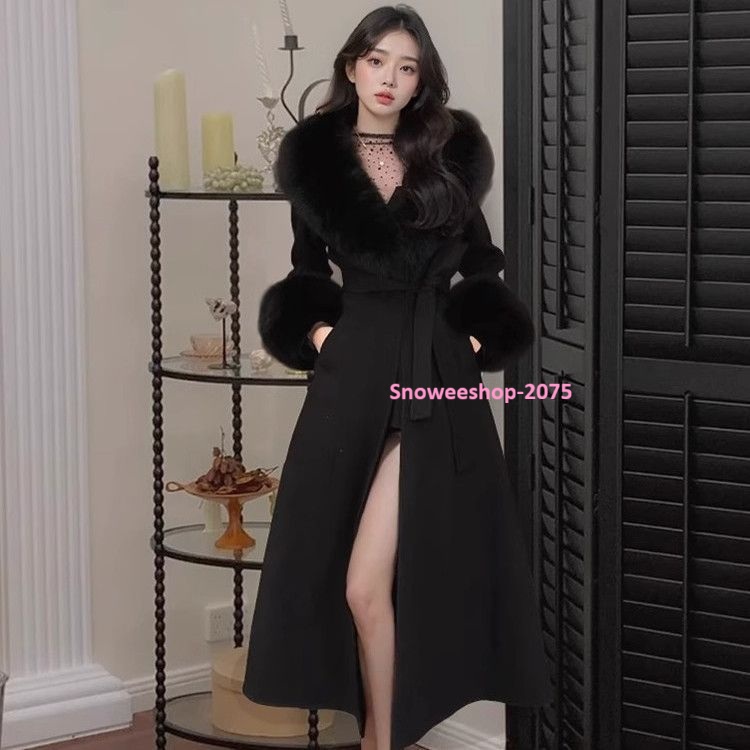 Classy is the new Sexy ความเรียบที่ไม่ต้องพยายาม แต่กลับดึงดูดทุกสายตา เสื้อโค้ททรงสลิมแต่งขนเฟอร์หรู สไตล์เรโทรฝรั่งเศส ดีเทลสุดประณีต มีเข็มขัดเข้ารูป อบอุ่นแต่ยังคงความเนี้ยบ มีไซส์ S–4XL ให้เลือกครบทุกหุ่น ทุกสไตล์