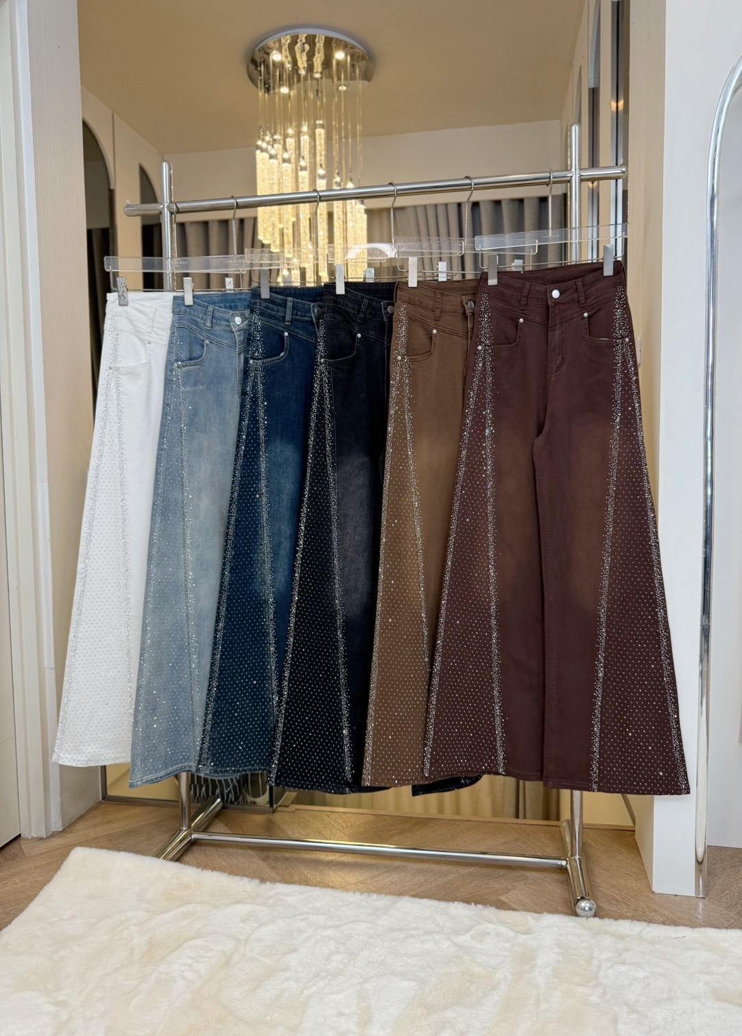 กางเกงยีนส์ แต่งเพรชเอวสูง ทรงขากระบอกกลาง แต่งเพรชข้าง ผ้ายีนส์ยืด ฟอกสีสวย