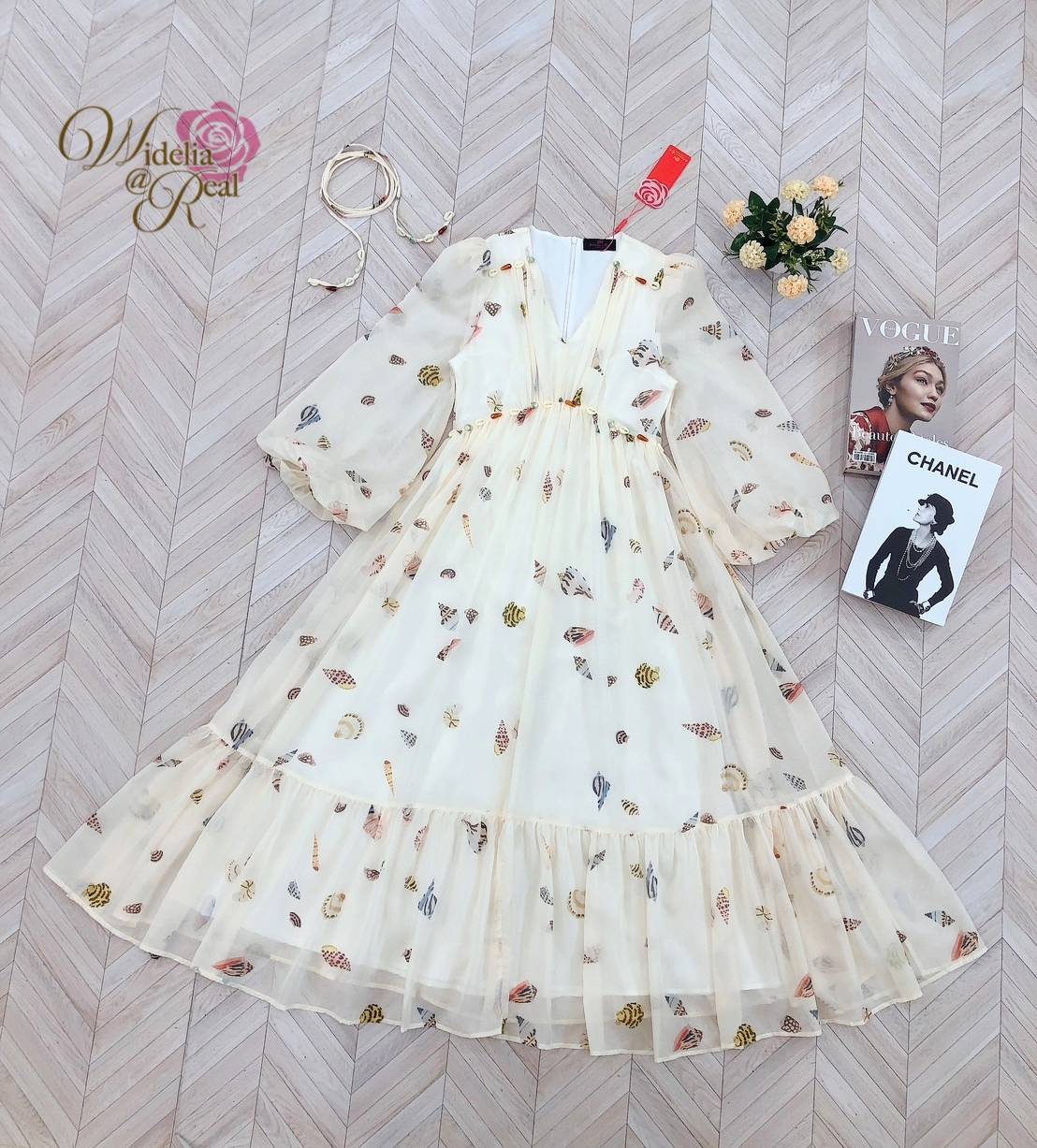 Maxi Dress แม็กซี่เดรสแขนยาวเนื้อผ้าพิมพ์ลายหอยสวยช่วงอกเย็บจีบ ประดับด้วยหอยรอบเอว ท่อนล่างกระโปรงยาวบานพริ้วสวย ใส่ง่าย ใสสบาย เนื้อผ้าอย่างดี แนะนำเลย รับรองใส่ออกมาไม่ผิดหวัง บอกเลยห้ามพลาดเด็ดขาดงานดีงานสวยจริงต้อง Widelia @ Real