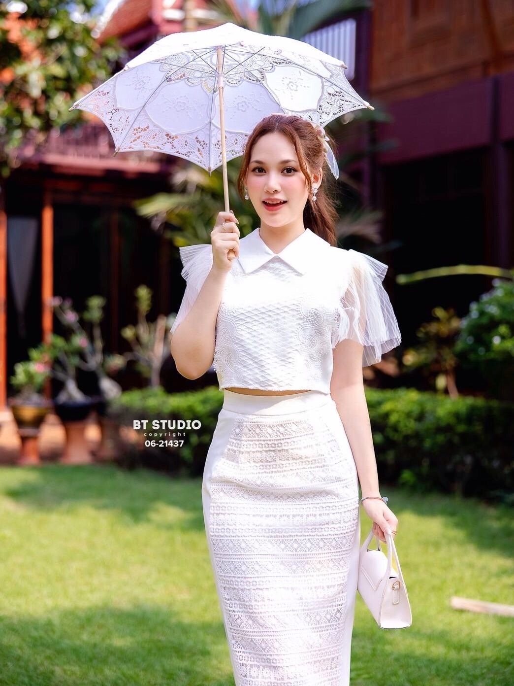 TAG : BT STUDIO DETAIL : เซท 2 ชิ้น เสื้อคอปกแต่งระบายตรงกลางตัดต่อติดลายลูกไม้ มาพร้อมกระโปรงยาวด้านหน้าตัดต่อลูกไม้ด้านหลังผ่าหลัง งานสวยเนื้อผ้าดี คัตติ๊งสวยมาก