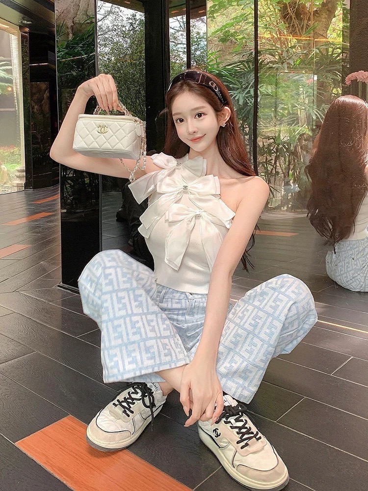 เสื้อกล้ามแขนเดี่ยวผ้าร่องยืด โบว์วามารถถอดออกได้นะคะหรือจะติดก็ได้เพราพว่าน้องเป็นเข็มกลัดค่ะ ใส่ได้บ่อยๆเลยแมทได้เยอะมาก ถอดโบว์ออกสามารถเปลี่ยนลุคได้เลยเก๋ตรงนี้ค่ะ ผ้าไม่รัดรูปจนเกินไปใส่พอดีตัว