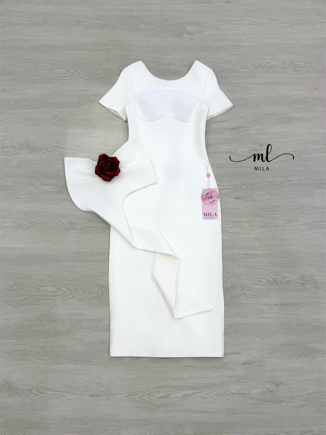 เดรวสีขาวสวยหรูสวยสะกดทุกสายตา! ดีเทลคอกลมแขนสั้น คัตติ้งเนี๊ยบเก็บทรงเป๊ะใช้ผ้าสูทเนื้อหนาเกรดพรีเมียม มีซับในเต็มตัว เสริมฟองน้ำและซิปหลังซ่อนอย่างดี