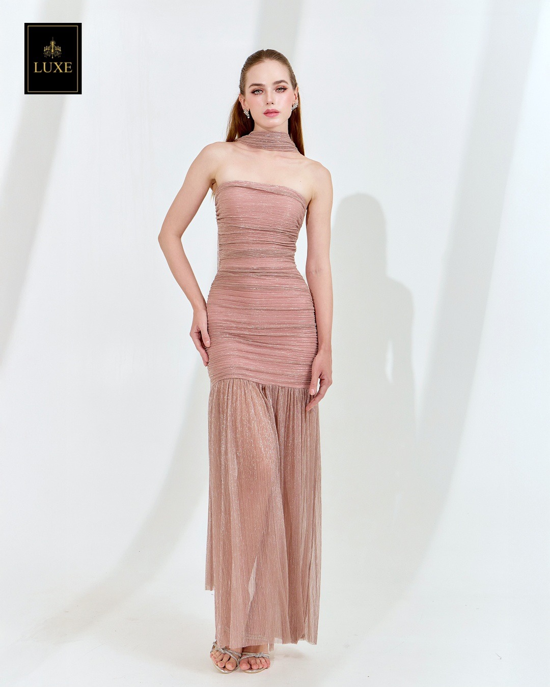 เดรสเสื้อเกาะอกทรงเข้ารูป กระโปรงต่อชายระบาย ผ่าหน้า มาพร้อมผ้า mmคลุมไหล่ ปรับเป็นผ้าพันคอได้ ☑️ทำจากผ้าราเม่อัดพลีท ผสมดิ้นเมทัลลิก เล่นแสงวิบวับ ผ้านุ่ม ยืดหยุ่น ☑️มีซิปซ่อนและซับในอย่างดี