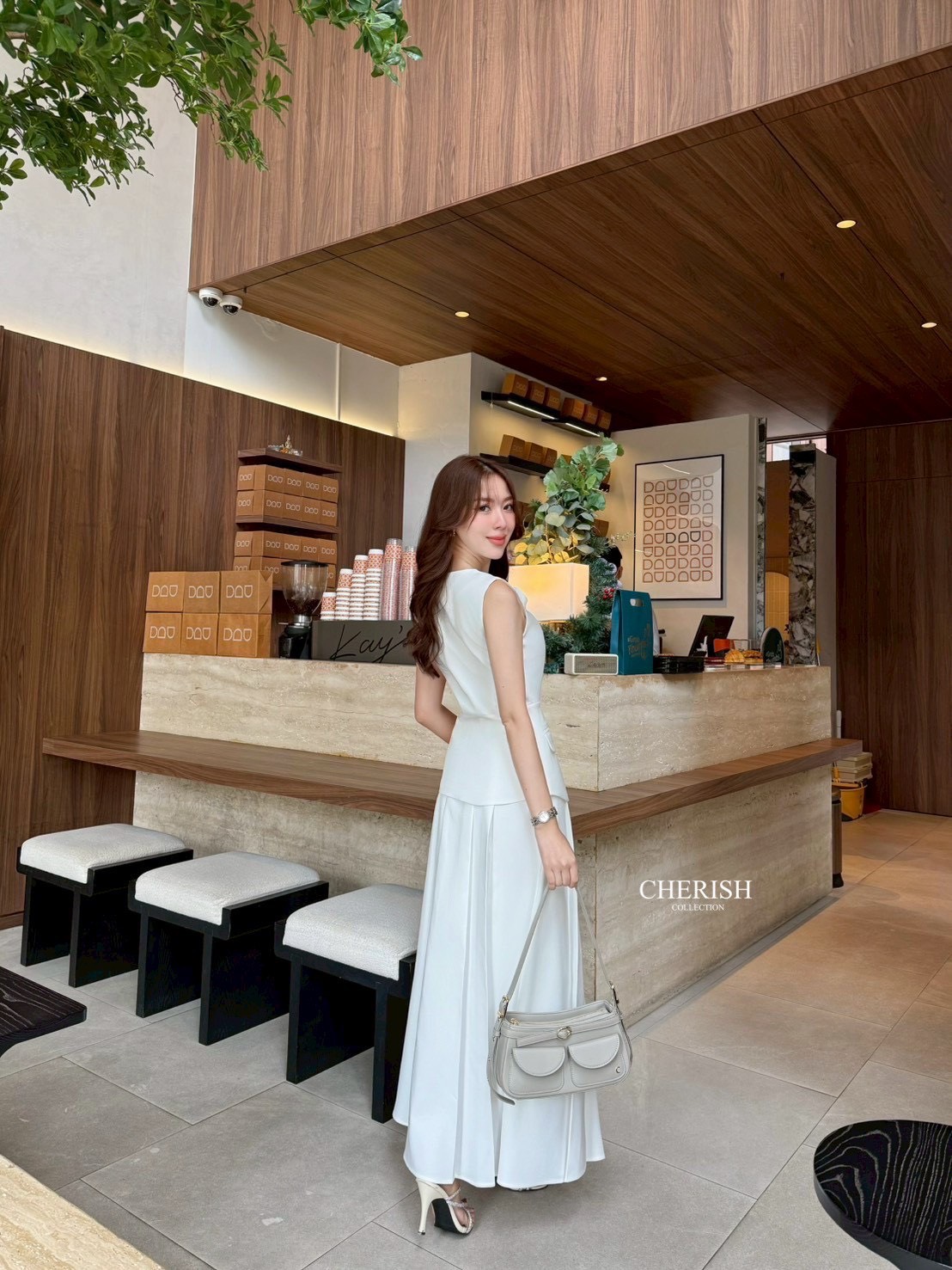 ชุดเซ็ท เสื้อ+กระโปรง สไตล์คุณหนู เรียบหรูดูผู้ดี เสื้อแขนกุดตัวยาวตกแต่งกระดุม มีกระเป๋า 2 ข้างใช้งานได้จริง มาพร้อมเข็มกลัดดอกไม้ จะติดตรงไหนก็ได้ตามใจชอบ ตัวกระโปรงบานเอวสูงจับจีบหน้ามีกระเป๋า 2 ข้าง ซับในอย่างดี จะใส่เดินห้างหรือไปงานสังสรรค์เข้าสังคม