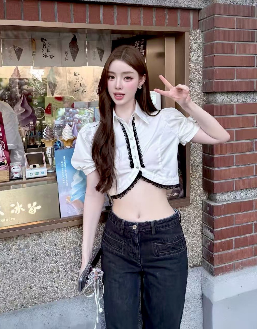 เซ็ตเสื้อครอป + ยีนส์เอวต่ำทรงขากว้าง✨ เซ็ตนี้มาพร้อมเสื้อครอปสีขาวทรงพองแขนสั้น ดีเทลแต่งขอบลูกไม้สีดำเพิ่มความหวานปนเปรี้ยว ตัดกับทรงเอวลอยกำลังดี โชว์เอวสวยๆ แบบไม่โป๊เกินงาม แมทช์กับกางเกงยีนส์เอวต่ำทรงขากว้างที่ช่วยให้ดูขายาว ใส่ง่าย