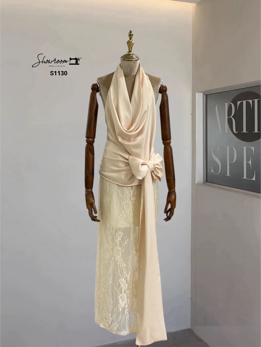 เซ็ตเสื้อคอถ่วงชายผูกเอว มาพร้อมกระโปรงลูกไม้ซีทรูทรงเข้ารูป งานสวยแค่ไหนให้ภาพบรรยายค่ะ ใช้ผ้าอย่างดีในการตัดเย็บค่ะ บุซับ งานสวย มาในโทนสีครีมทองสวยหรูดูแพงมาก คอมพลีทลุคครบจบในชุดเดียว #showroombrand #งานป้ายshowroom #งานป้ายคุณภาพดี #งานแฟชั่น #เสื้อผ