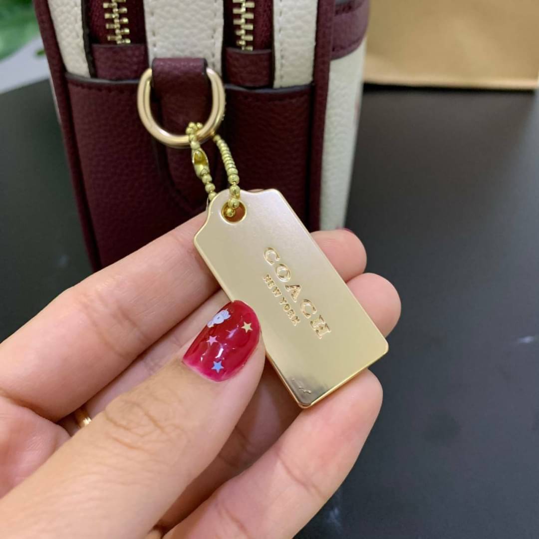 กระเป๋าสะพายไฮโซเก๋ๆ น่ารัก แบรนด์เนมโค้ชสีขาวครีมลายดอกไม้หัวใจหนังแท้ COACH Jes Crossbody With Heart Floral Print (c2835)