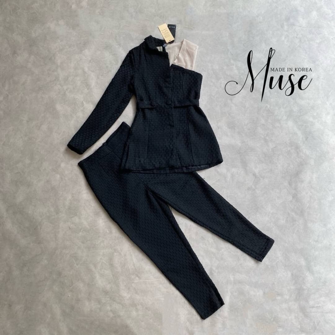 เซ็ตเสื้อสูททรงเปิดไหล่เดียวผ้าทอสีดำช่วงอกร้ารทำซีทรูเพิ่มมาให้ ใาคู่กับกางเกงขายาวเข้าเซ็ต ดีไซน์สวย หรู old money ดูแกรมมากๆค่า ต้องมีเลยค่า