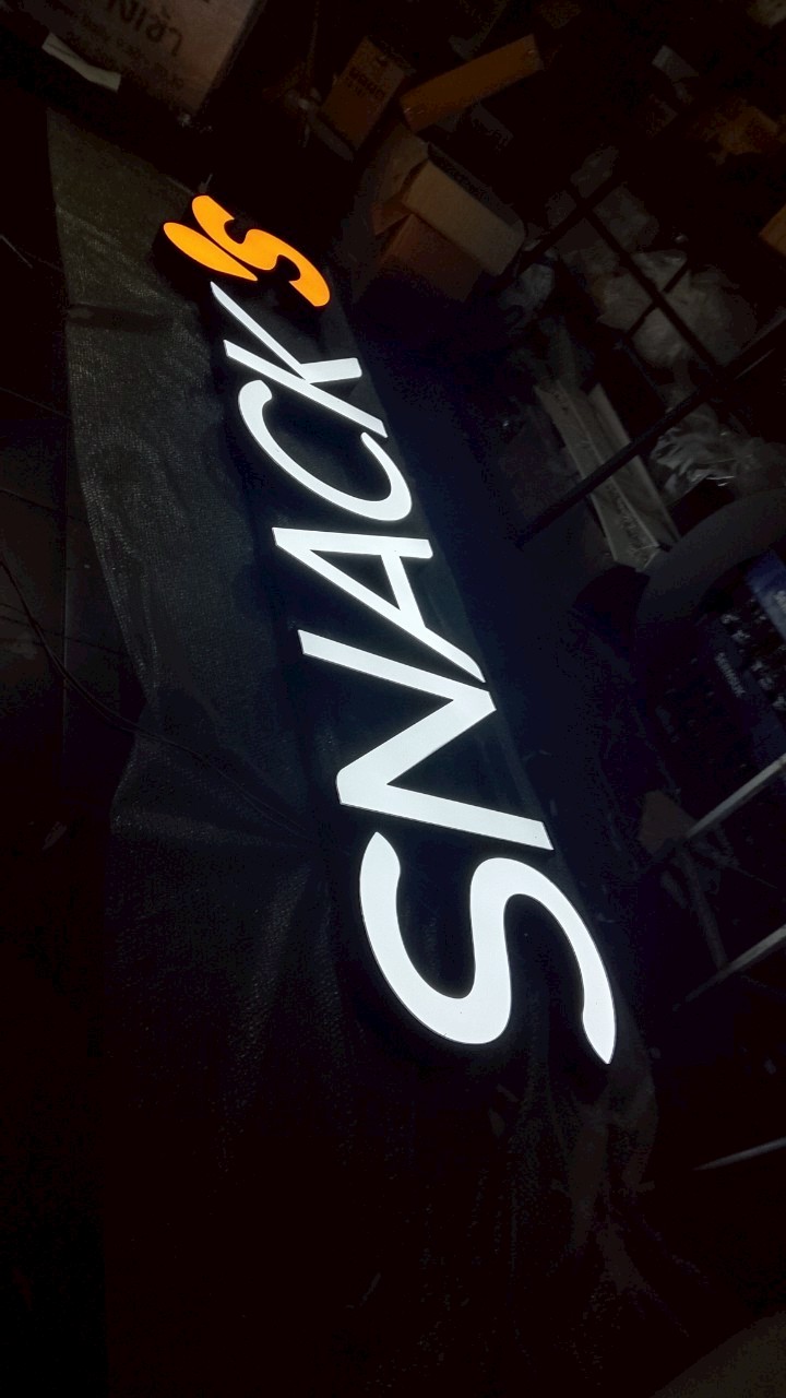 ป้ายไฟอักษรหน้าร้านขนม snack