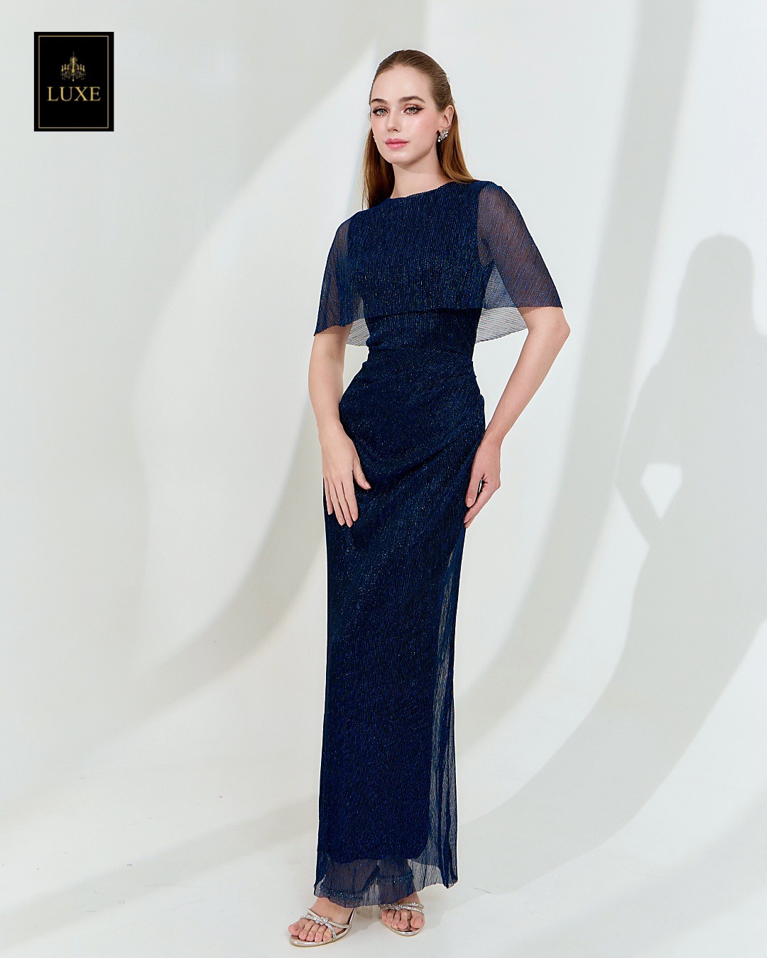 Label : LUXE ☑️ เดรสเสื้อคอกลมแขนกุด ดีเทลเป็นเสื้อคลุมไหล่ในตัว กระโปรงทรงสอบจับเดรป ☑️ ทำจากผ้าราเม่อัดพลีท ผสมดิ้นเมทัลลิค มีประกายเล่นแสงสวย ผ้านุ่มยืดหยุ่น คัตติ้งประณีต ☑️ มีซิปซ่อนและซับในเต็มตัวค่ะ