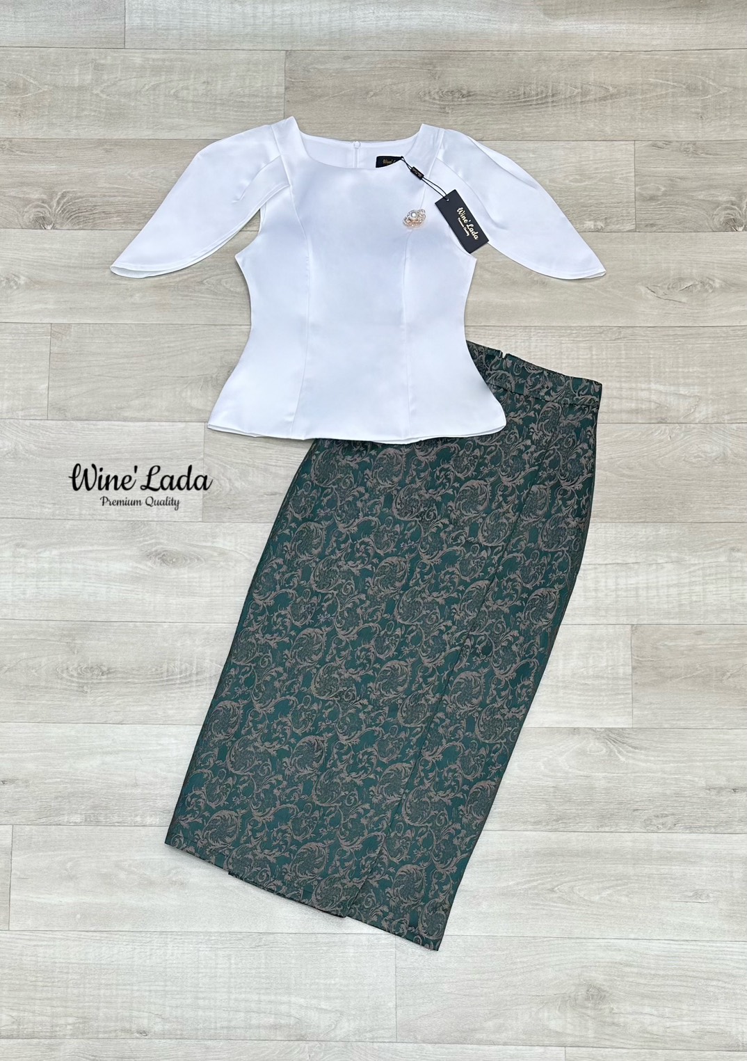 Set 2 Pcs. เซ็ทชุดไทยเสื้อไหล่กลีบบัวอกมีฟองน้ำ มีซิปด้านหลัง มีเข็มกลัดเพิ่มความหรู มาพร้อมกับกระโปรงผ้าทอลาย ผ้าทรงสอบเข้ารูป จะงานราช งานบุญ ได้หมดเนื้อผ้าใส่สบาย ทรงสวยมากค่ะ เป๊ะและเข้ารูป ใส่แล้วผอมเพียว กระโปรงซับในทั้งตัว ใครได้ลองแล้วจะหลงรักค่าา