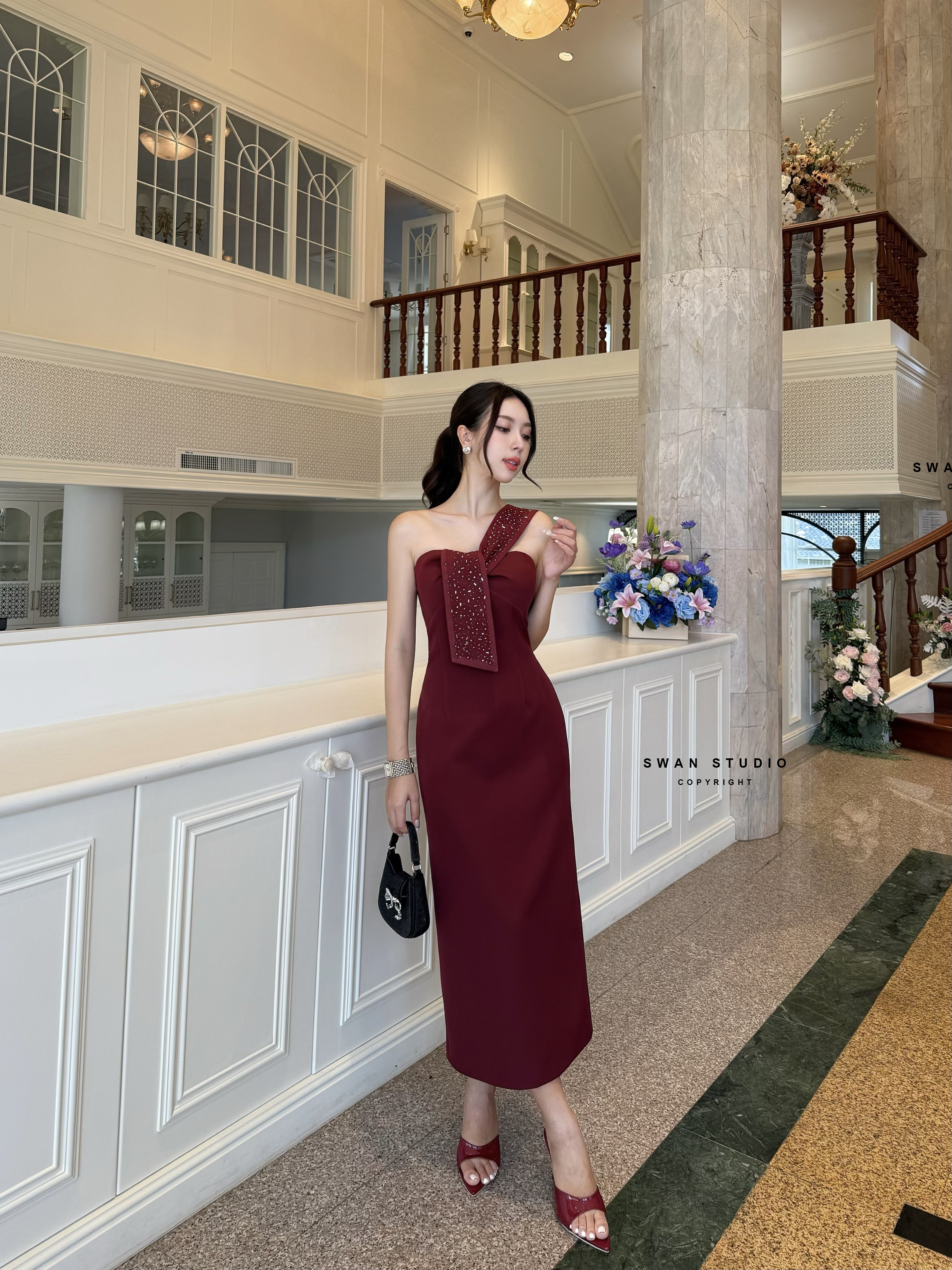 เดรสแดงเบอกันดียาว สายปาดข้างเดียว ตรงอกทีรูสำหรับร้อยสาย ตรงสายแต่งประดับด้วยเพชร ด้านหลังผ่าให้เดินง่าย ดีไซน์สวยลัคซูมาก ใส่ออกงานสวยเด่น ห้ามพลาดค่ะ