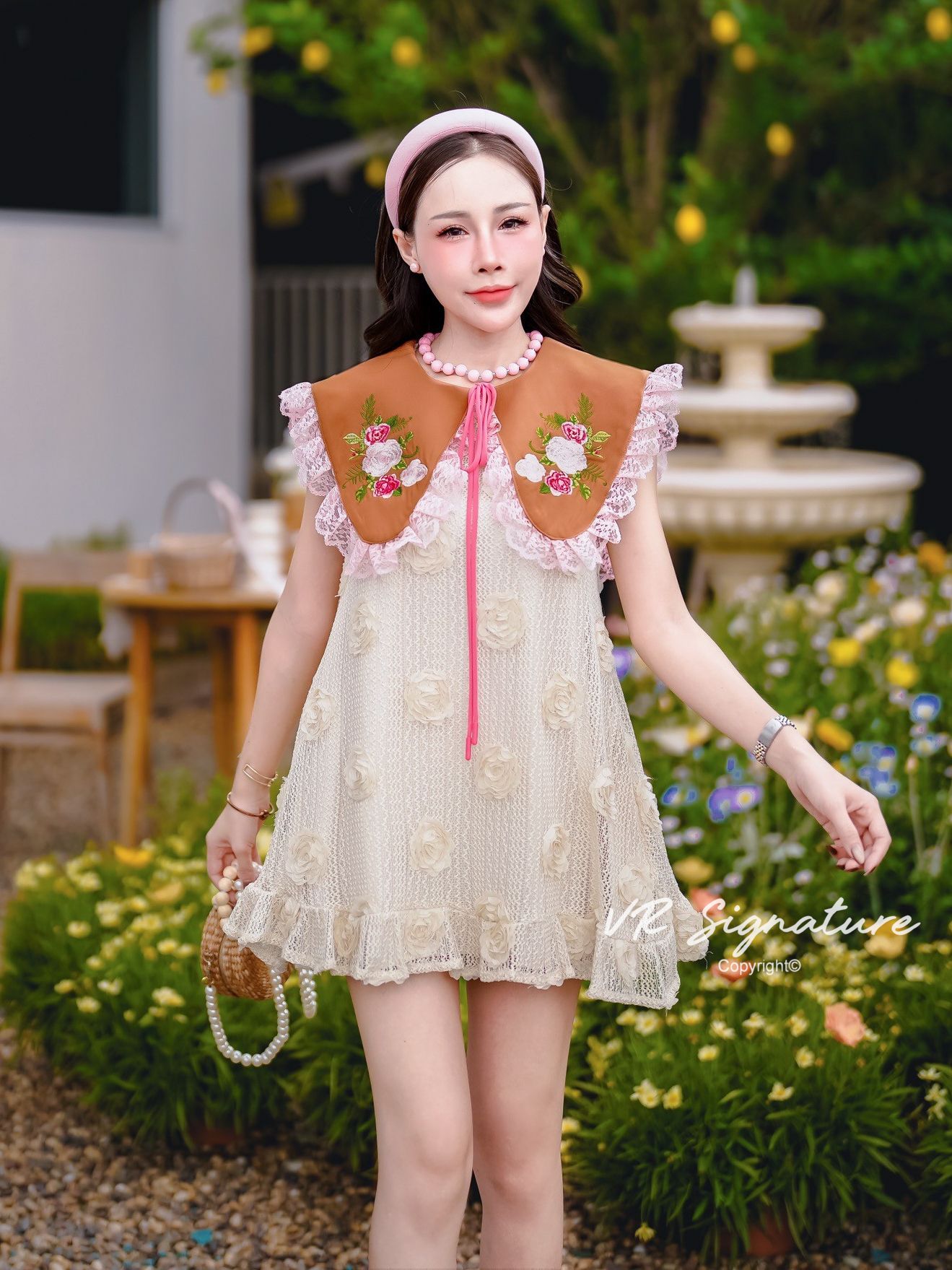 Set เดรสสั้นแขนกุด คอปกแต่งระบายลูกไม้ ปักลายดอกไม้ช่วงปก ผูกโบว์ช่วงคอเสื้อ เนื้อผ้าลูกไม้แต่งดอก3D กระจายทั้งชุด มีกางเกงขาสั้นเข้าชุด