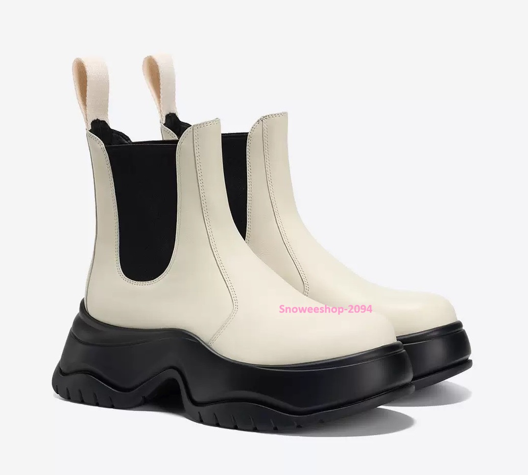 รองเท้าบูทที่เกิดมาเพื่อทริปหนาวและลุคเท่แบบไม่พยายาม สวมสบาย เดินทั้งวันก็ไม่เมื่อย พื้นหนาเก็บความอุ่น ส้นมั่นคง เดินบนหิมะก็เอาอยู จะไปทำงานก็ได้ จะไปเที่ยวก็ดี แมทช์กับโค้ทคือสวยจึ้งมาก 2 สี ไซส์ผู้หญิง 32-40 ทรงหัวมนสปอร์ต