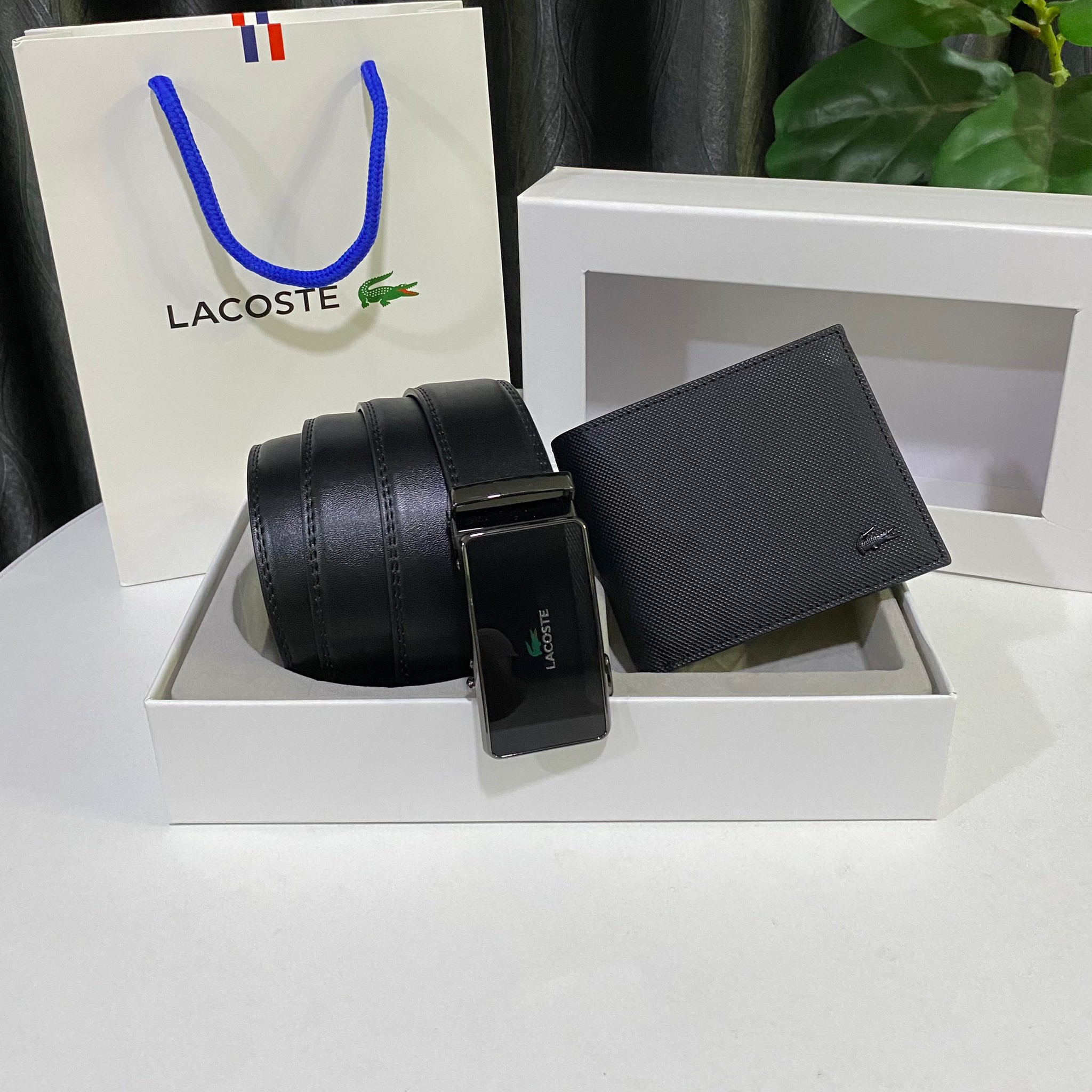 ชุดเข็มขัดกระเป๋าสตางค์ผู้ชายไฮโซเท่ห์ ๆ สมาร์ท ๆ แบรนด์เนมลาคอสสีดำ Lacoste Belt and Wallet Gift Set
