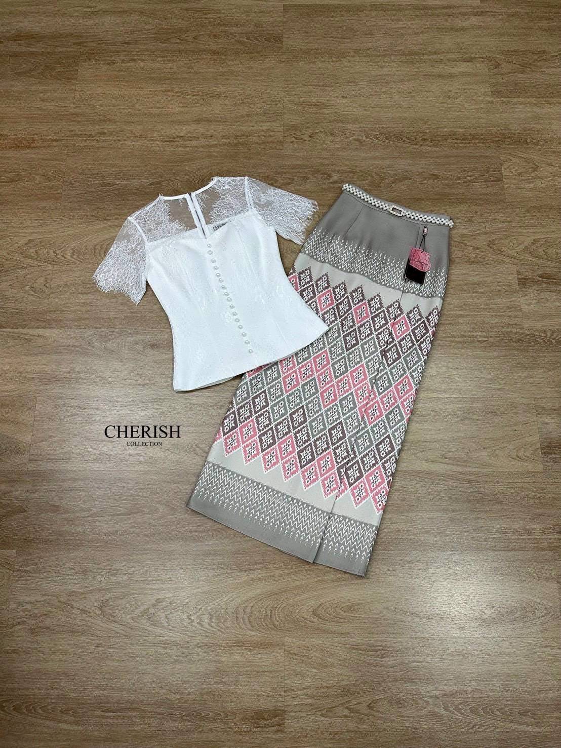 เซ็ทชุดไทย 3 ชิ้น ตัวเสื้อลูกไม้ซีทรูด้านบน พร้อมซับใน เกาะอกด้านในตกแต่งกระดุมพร้อมผ้าถุงสำเร็จพิมพ์ลายไทยสุดเก๋เนื้อผ้าอย่างดี มาพร้อมเข็มขัดมุกสุดหรู จะใส่เข้าพิธีสำคัญ งานบุญ งานมงคลสมรส จะไปงานไหนรับรองเด่นสุดๆเลยค่า💕