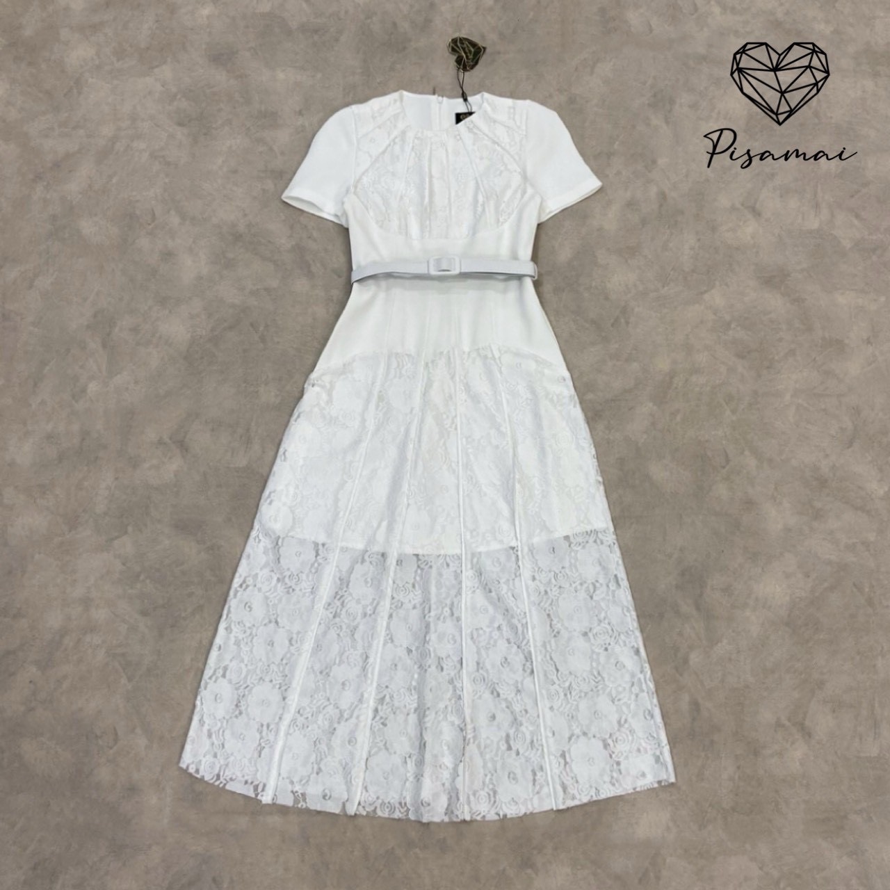 เดรสสีขาวตัวยาวคอกลม แต่งลายเส้นนูนแซทงานฉลุลูกไม้สีขาว มาพร้อมเข็มขัดเข้าเซ็ต ใส่เฟียสๆ แกรมๆ ได้ไม่ซ้ำใคร ต้องมีเลยค่า