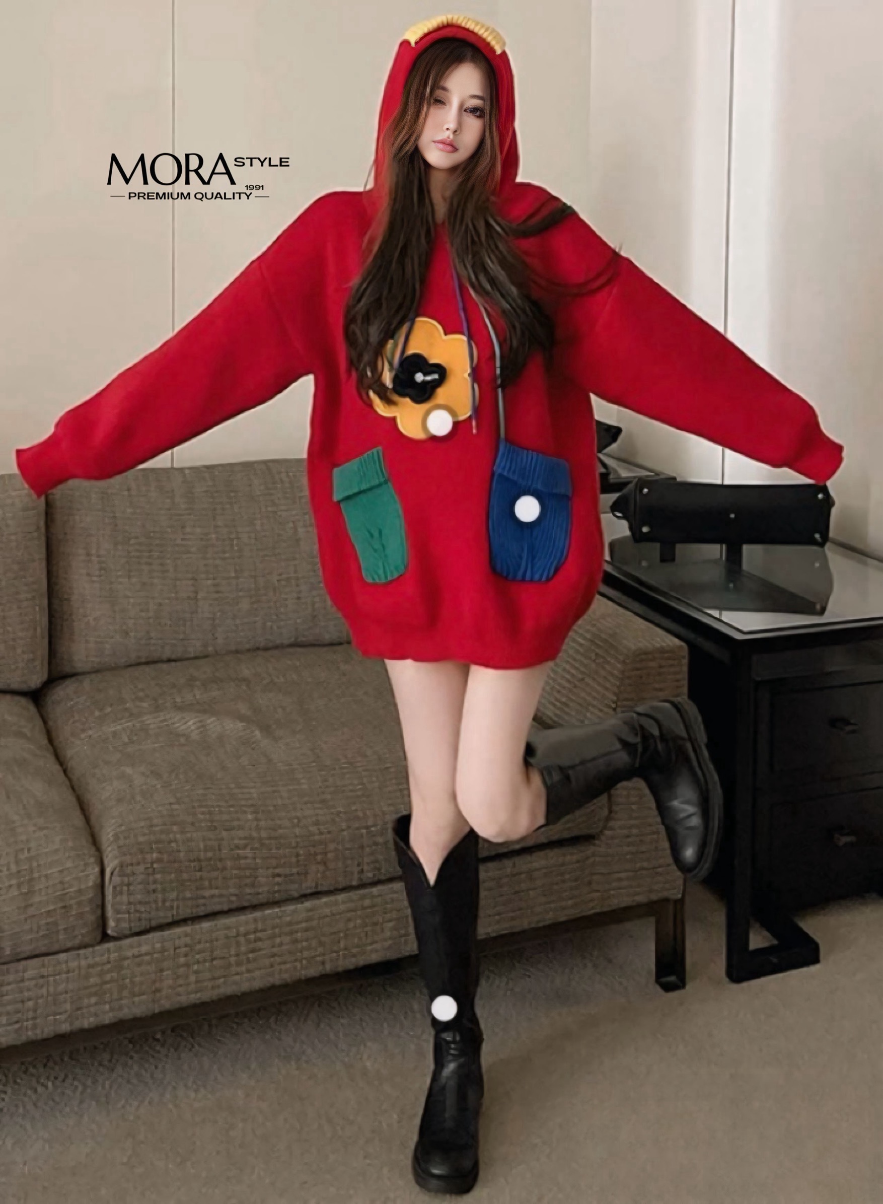 เสื้อสเวตเอตร์แขนยาวมีฮูทหมวก แต่งดอกไม้และกระเป๋าน่ารักมากกกก ใส่แมทง่าย กันหนาวได้ ตรงตรีมปีใหม่เลยค่าา เป็นอีกรุ่นที่ปีใหม่นี้ต้องมีนะค่าา