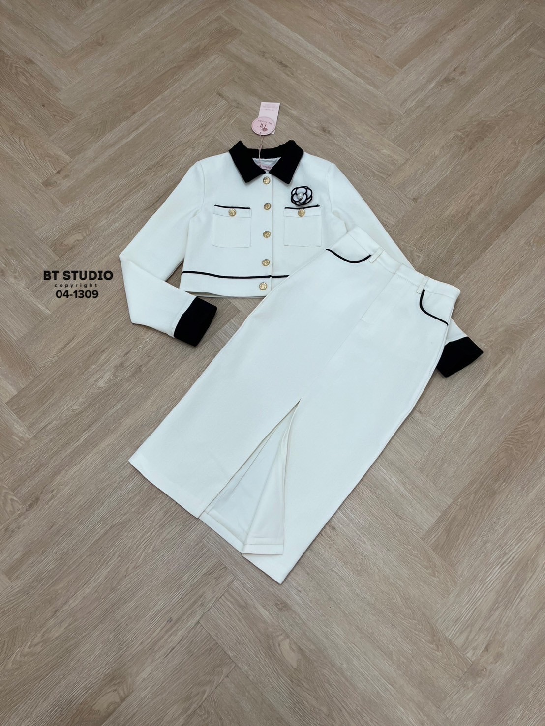 เซท 2 ชิ้น เสื้อเบเซอร์แขนยาวดีไซส์ตัดแต่งสีทูโทนสองสีสลับกันกระดุมหน้าสีทองแต่งกระเป๋าใช้งานได้จริง มาพร้อมเดินกุ้นแต่งเป็นเส้น แมทซ์กับกระโปรงยาวผ่าหน้า แต่งกระเป๋าเดินกุ้นแมทซ์กันกับชุดงานสวยมากค่ะ