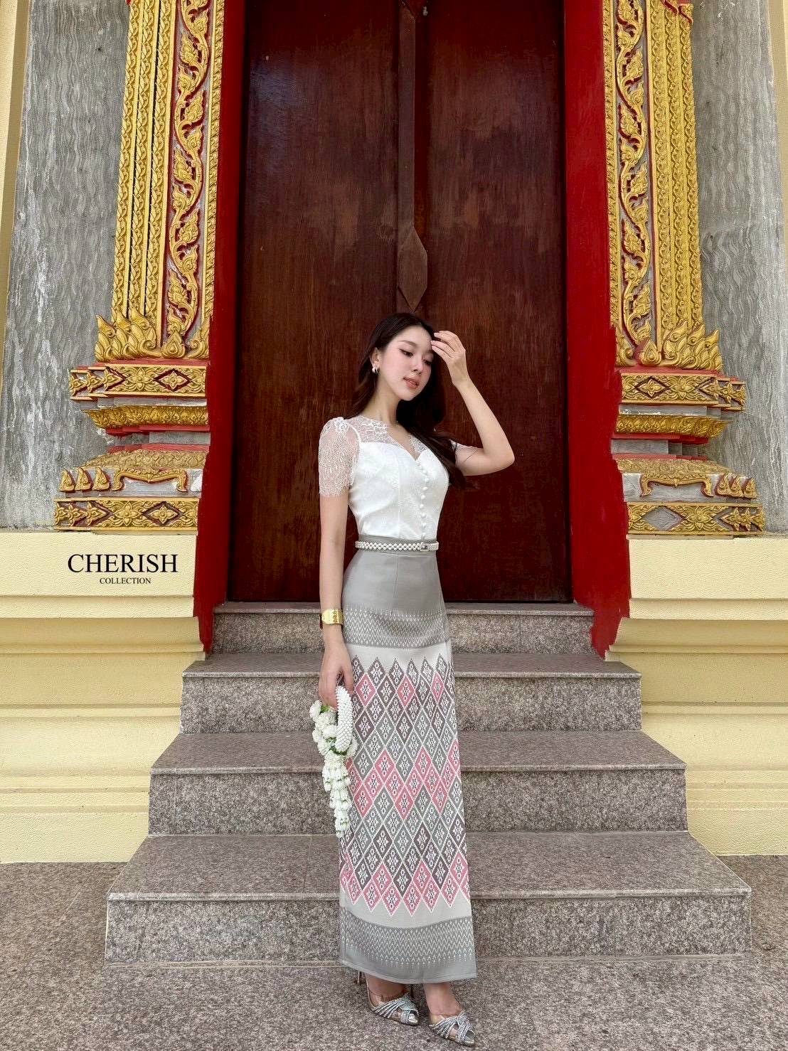 เซ็ทชุดไทย 3 ชิ้น ตัวเสื้อลูกไม้ซีทรูด้านบน พร้อมซับใน เกาะอกด้านในตกแต่งกระดุมพร้อมผ้าถุงสำเร็จพิมพ์ลายไทยสุดเก๋เนื้อผ้าอย่างดี มาพร้อมเข็มขัดมุกสุดหรู จะใส่เข้าพิธีสำคัญ งานบุญ งานมงคลสมรส จะไปงานไหนรับรองเด่นสุดๆเลยค่า💕