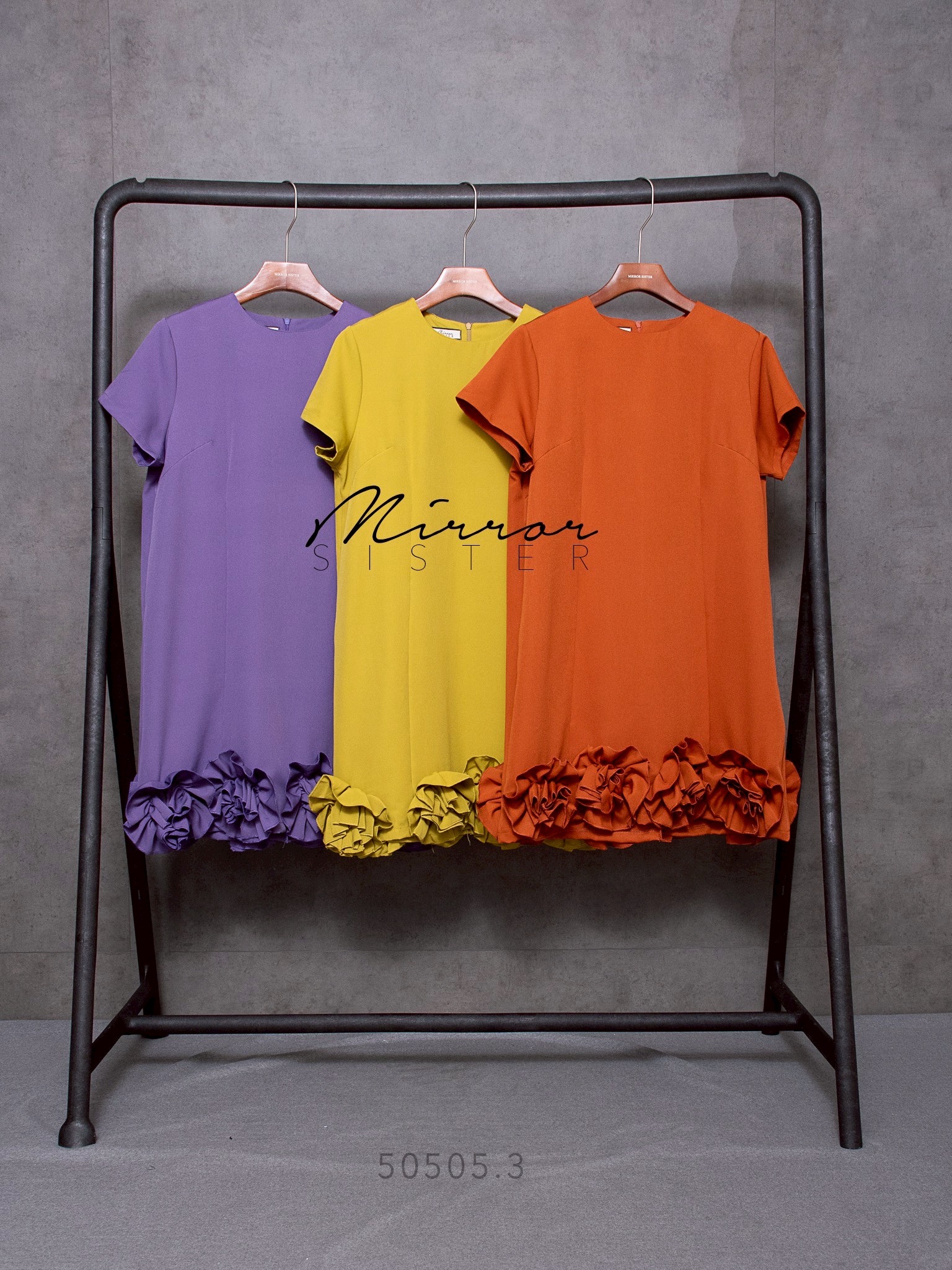 MiRRoRSiSTER's NaRNi FLoRAL DReSS•• เดรสแขนสั้นทรงเรียบง่ายแต่ใส่แล้วโก้ มีดีเทลโดดเด่นตะโกนที่ชายกระโปรงแต่งดอกไม้Handmadeดอกใหญ่สวยจึ้งมาก เนื้อผ้าดีใส่ขึ้นทรงสวย เปล่งบานงามมากทุกสี