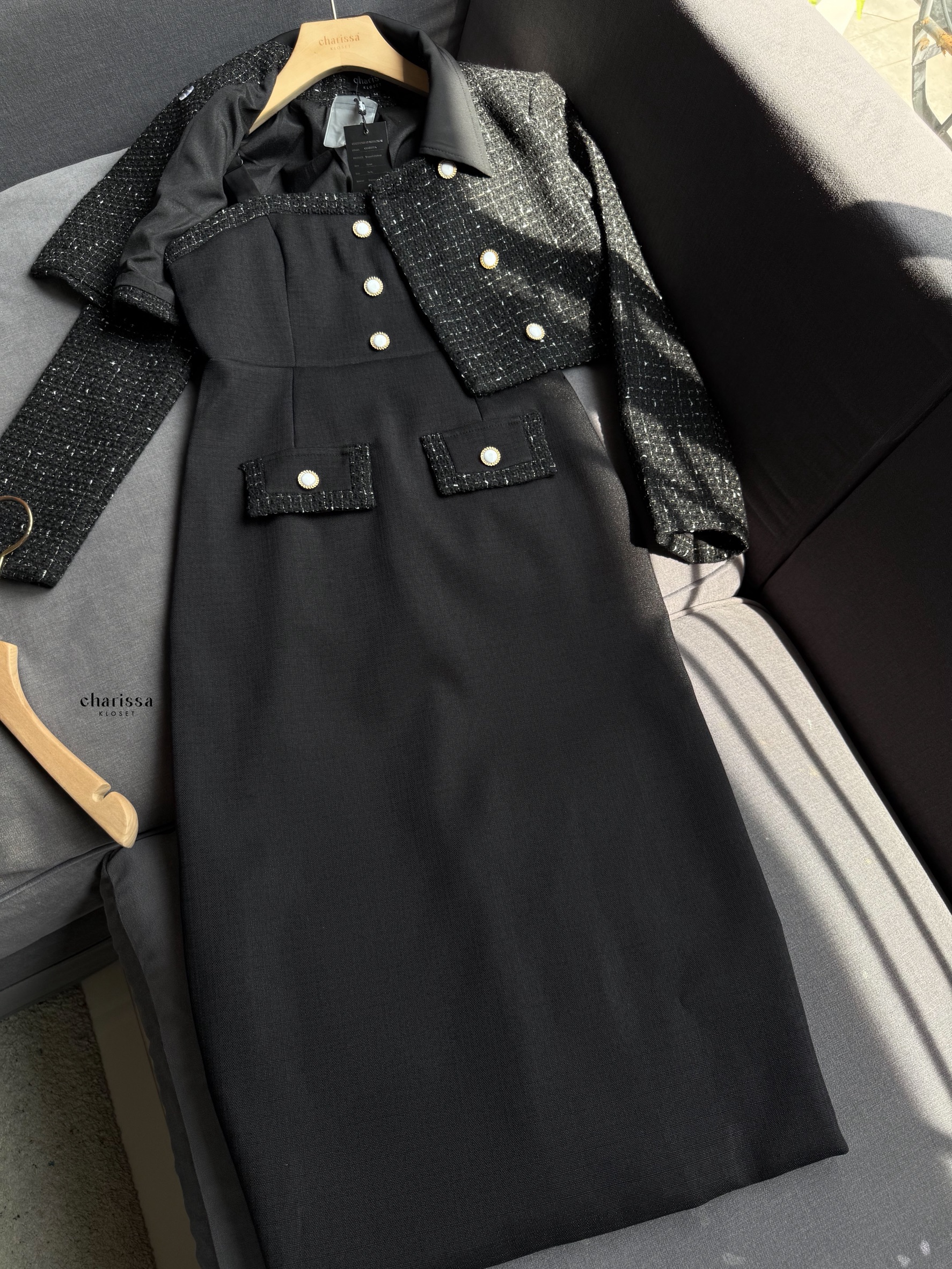 เซ็ทเดรส+เสื้อครอปสั้น งานหรูมาก รุ่นนี้ผ้าพรีเมี่ยมทวิตที่ทางร้านสั่งตัดพิเศษ ตัวเดรสมีซับในทั้งชุดเดรสใช้ผ้าทวิตญี่ปุ่น ด้านหน้าแต่งกระดุม 3 เม็ดเพิ่มความน่ารัก แต่งกระเป๋าหลอกซ้าย ขวา ซิปหลัง เดรสด้านหลังผ่าหลังขึ้นมาเล็กน้อยทำให้เดินได้สะดวก เดรสสามาร