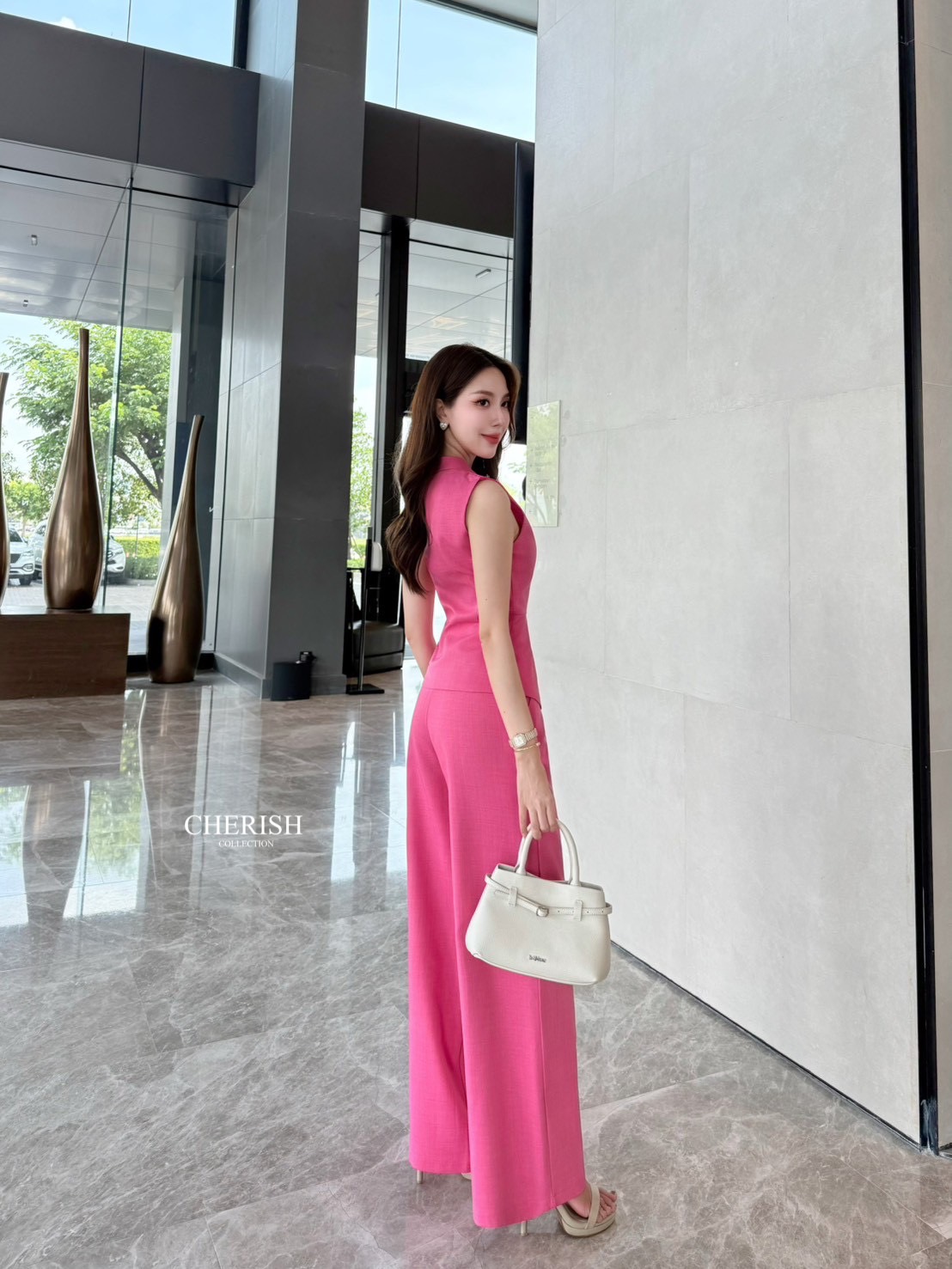 ชุดเซ็ท สุดเรียบหรูดูโก้ สวยแบบไม่ซ้ำใคร ตัวเสื้อคอปกแขนกุดตัวยาวดีไซน์เก๋ ตกแต่งกระดุมตรงกลาง มาพร้อมกางเกงขากระบอกเอวสูงซิปหน้า ใส่สะดวกสบายช่วยทำให้ขาเรียวยาว มีกระเป๋า 2 ข้าง