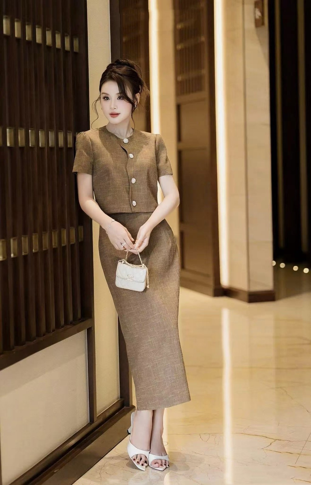 ชุด Set2ชิ้น เสื้อแขนสั้นสีน้ำตาล ดีเทลกระดุมหน้า (ใช้งานได้จริง) มาพร้อมกระโปรงสีเดียวกันทรงสอบดีเทลผ่าหลัง ดีไซน์สวย (มีซิปหลัง) เย็บซับในอย่างดี