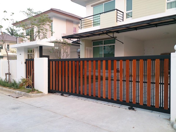 รับติดตั้งประตูรั้วเหล็กผสมไม้แดง0023