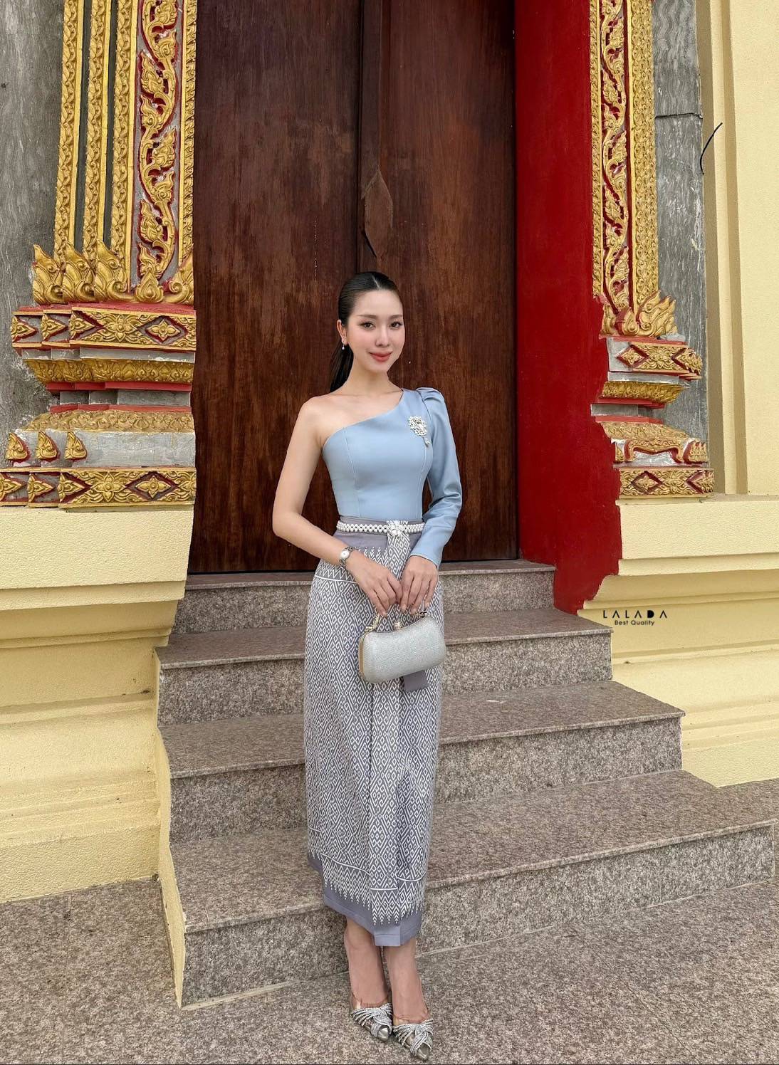 set 2 ชิ้นเสื้อปาดไหล่สีโทนฟ้า(ไม่มีฟองน้ำ)มีซิปหลัง ตัดเย็บอย่างดีมีซับใน +เข็มกลัด+ กระโปรงผ้าถุงสำเร็จเป็นผ้าพิมพ์ลาย พร้อมด้วยเข็มขัดลูกปัด(เข็มขัดยืดได้ กระโปรงซิปหลัง สวยหรู สวยแพง