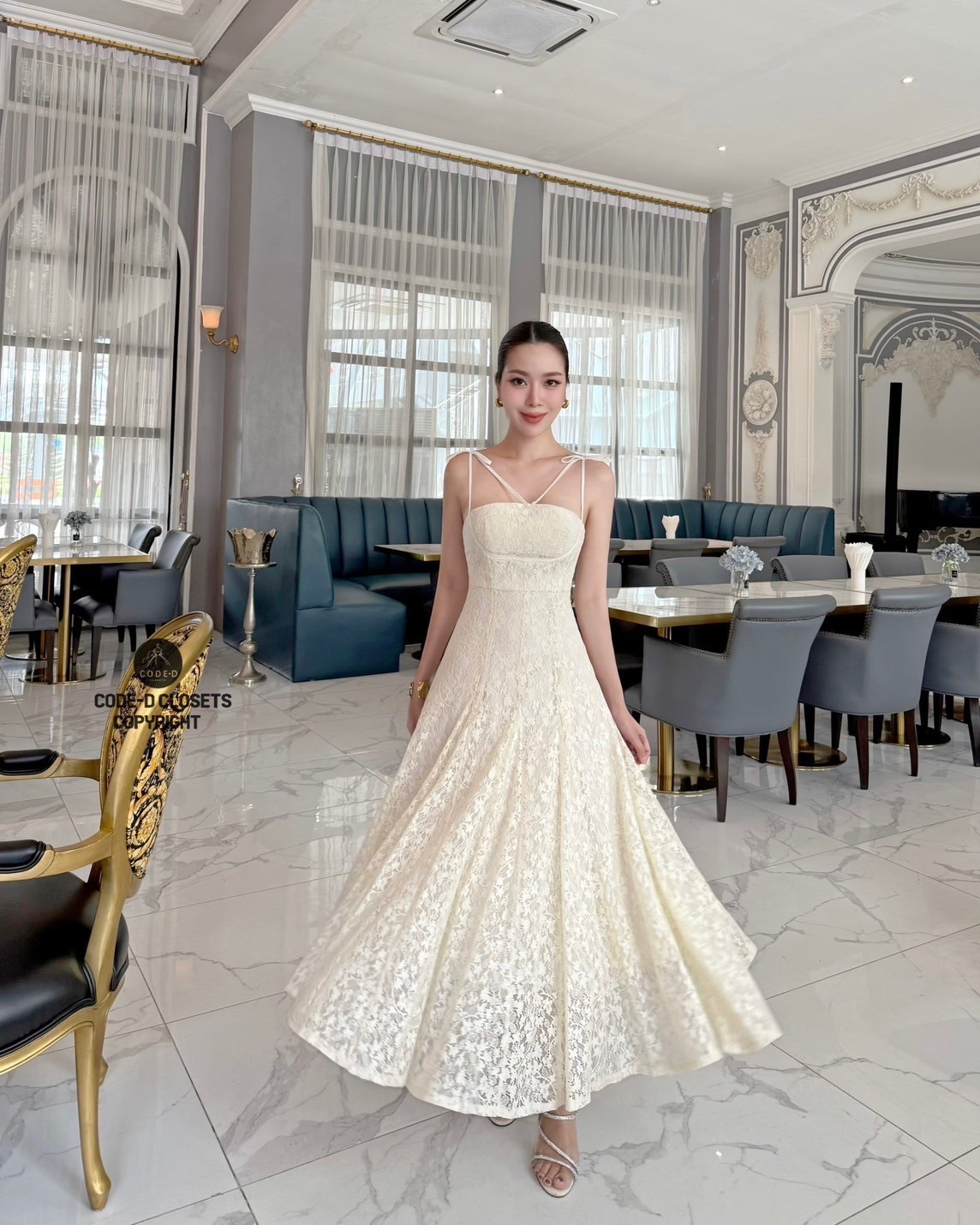 เดรสสายเดี่ยว ลูกไม้สีครีม ดีเทลแต่งสายคู่ เหย็บโบว์ติดช่วงสาย อกเสริมฟองน้ำอย่างดี ซิปหลัง ช่วงอกและเอวเข้ารูป ตัวกระโปรงบานออก มาพร้อมชับในสีเดียวกัน สวยหรู ดู luxury สุดๆ