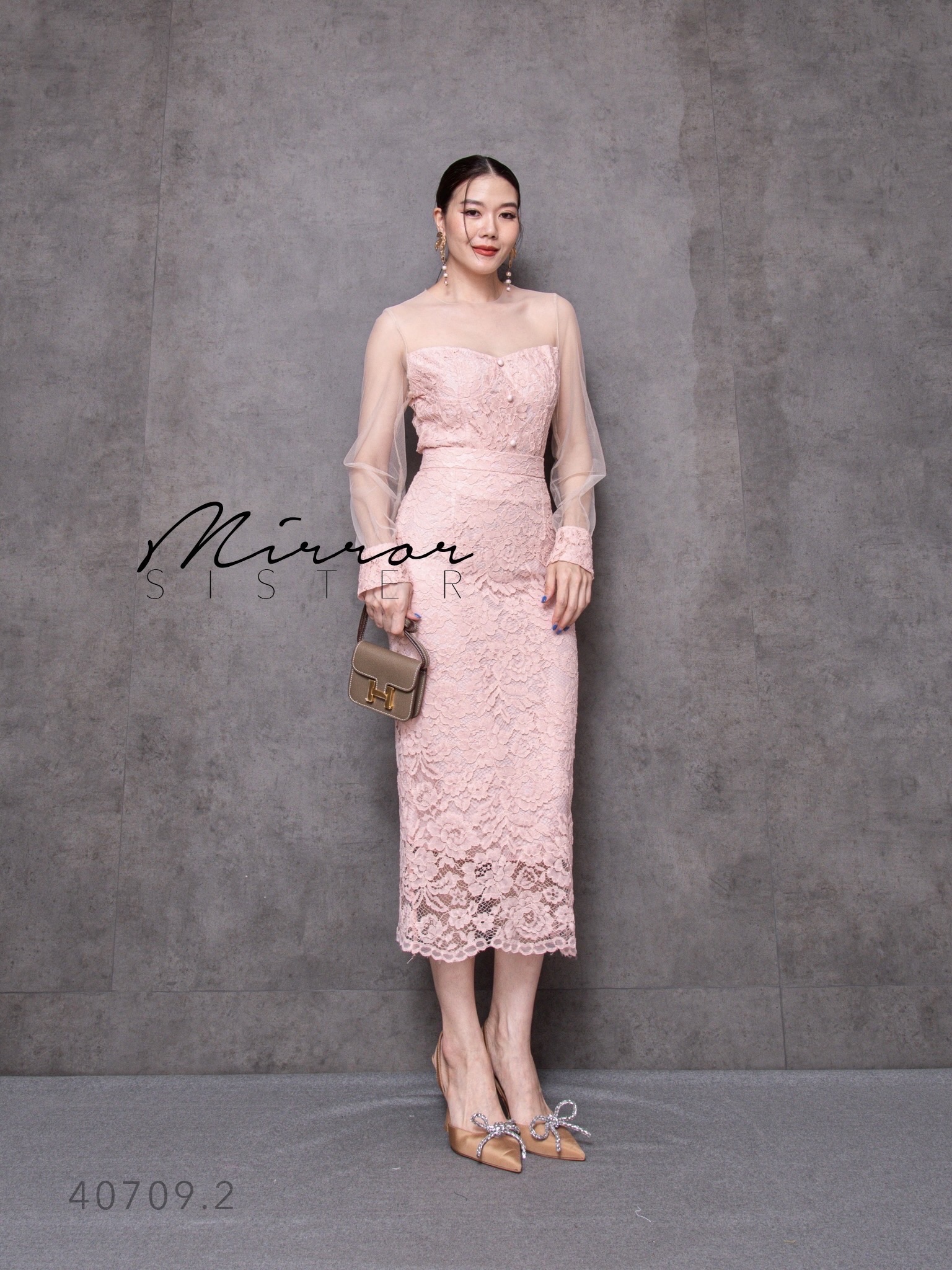 เซ็ทลูกไม้เสื้อคู่กระโปรงทรงสอบสวยเก๋ สวยเริ่ดทุกevent ใส่แล้วดูผอมเพรียว ช่วงบนเป็นเสื้อลูกไม้ตัวสวยเก๋ แต่งซีทรูช่วงอกไปจนถึงแขน ช่วงตัวเป็นลูกไม้ทรงอกเว้า สวยแซ่บ ช่วงล่างเป็นกระโปรงเอวสูงทรงสอบ