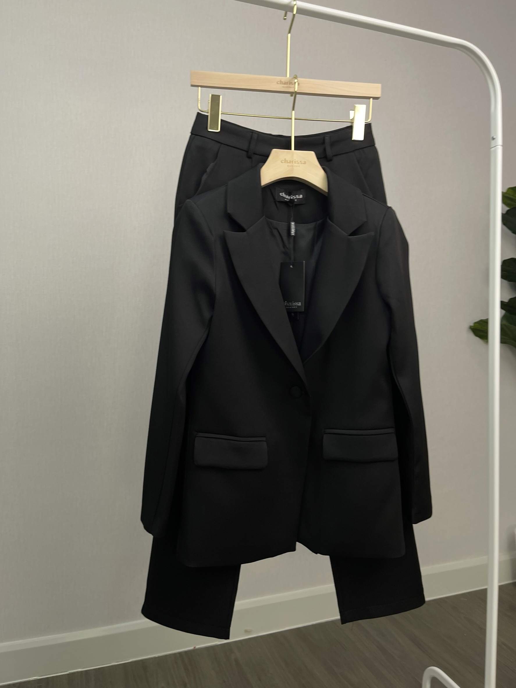 Blazer+กางเกง ผ้าดีใส่สบายมาก เสื้อสูทมีซับในอย่างดี แต่งกระดุมผ้าเดียวกับสีชุด มีซับในทั้ชุด มาคู่กับกางเกงขายาวใส่สบายๆ ไม่สม้อคนะคะ กระเป๋าใช้งานได้จริงทั้งเสื้อและกางเกงเลยค่า เสื้อสูทมีรองบ่าบางๆเพื่อให้เป็นทรงสวย จะใส่คู่กับรองเท้าผ้าใบวันสบายๆ หรือ
