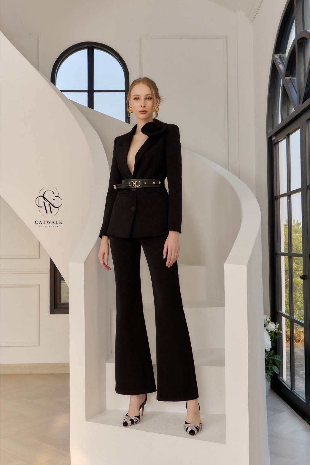 Set BLAZERปกดอกไม้+เข็มขัด+กางเกงทรงสวย รุ่นนี้จัดมาให้สุดคุ้มจริงๆ เนื้อผ้าเกรดเอ ผ้าสวย ตัวBLAZER เป็นทรงเข้ารูป ช่วงปกคอดีไซน์ให้เป็นดอกกุหลาบ มาพร้อมเข็มขัดโทนตามสีชุด เข็มขัดงานสวยสามารถเลื่อนตามไซส์ได้ มาคู่กับกางเกงทรงขาม้า เนื้อผ้าเดียวกับตัวBLAZE