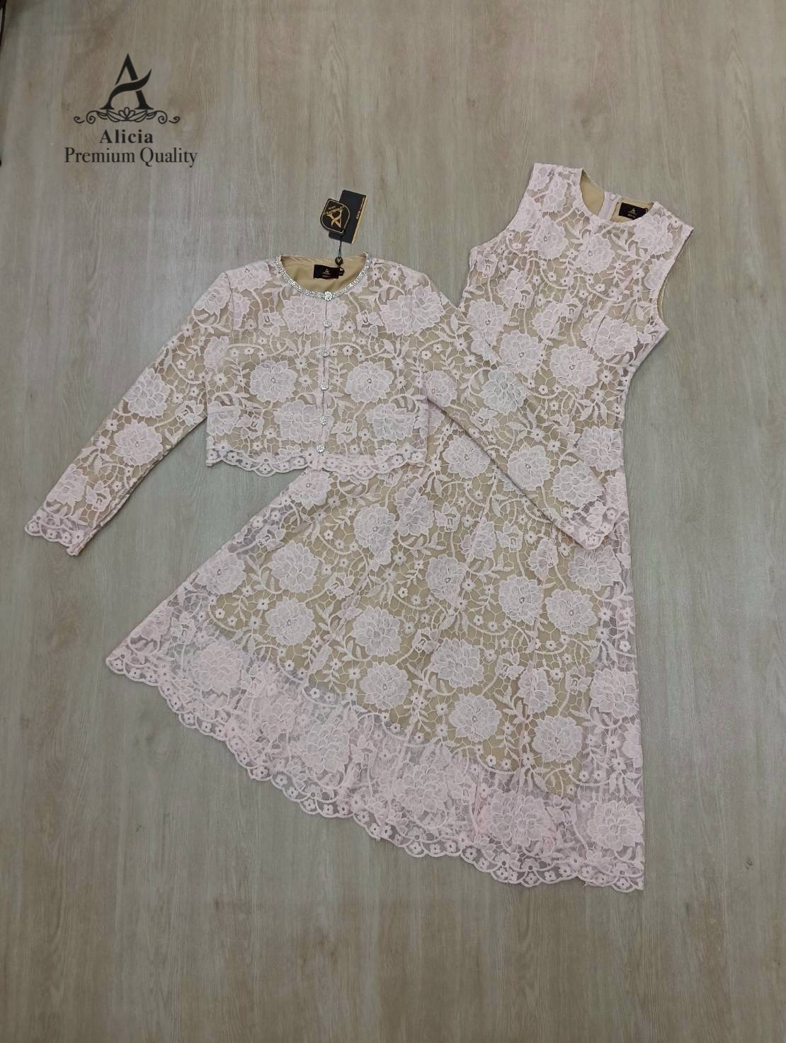 LABEL:ALICIA BRAND 💖💗💖Detail >>เดรสลูกไม้แขนกุดสุดหวาน เนื้อลูกไม้ลายแน่นละเอียดละมุน มาพร้อมเสื้อคลุมแขนยาว คอและกระดุมแต่งด้วยเพชร ซับในสีเนื้อเนียนกลืนผิว ซิบหลังทรงสวยเข้ารูป ช่วยขับหุ่นให้ดูเพรียว สามารถใส่แยกชิ้น หรือนำ