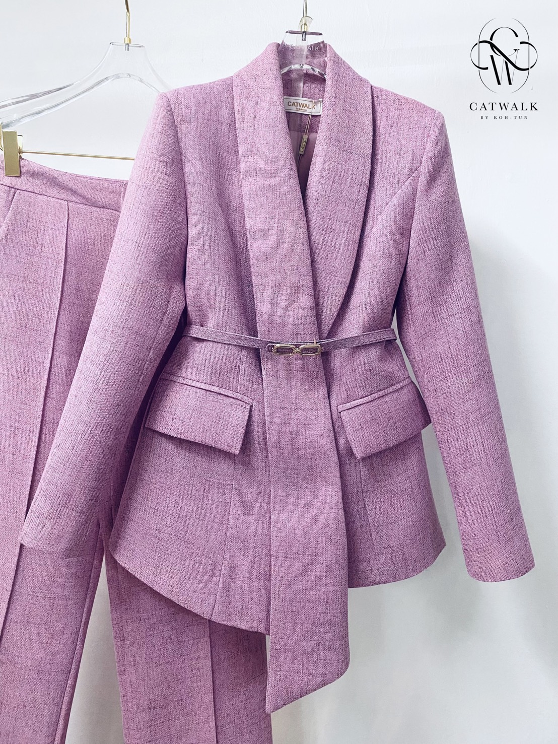 CATWALK BY KOH-TUN Detail>>> Set BLAZER เกรดพรีเมี่ยม เนื้อผ้าเกรดเอ ผ้าสั่งทอลายในตัว สวย ดูคลาสสิกมาก ตัวBLAZER เป็นทรงเข้ารูป มีกระเป๋า 2 ข้างใช้งานได้จริง ช่วงปกดีไซน์ออกมาดูเก๋สุดๆ มีเข็มขัดหัวทองคาดแล้วข่วยทำให้ดูเข้ารูปเป็นทรงมากยิ่งขึ้น ม