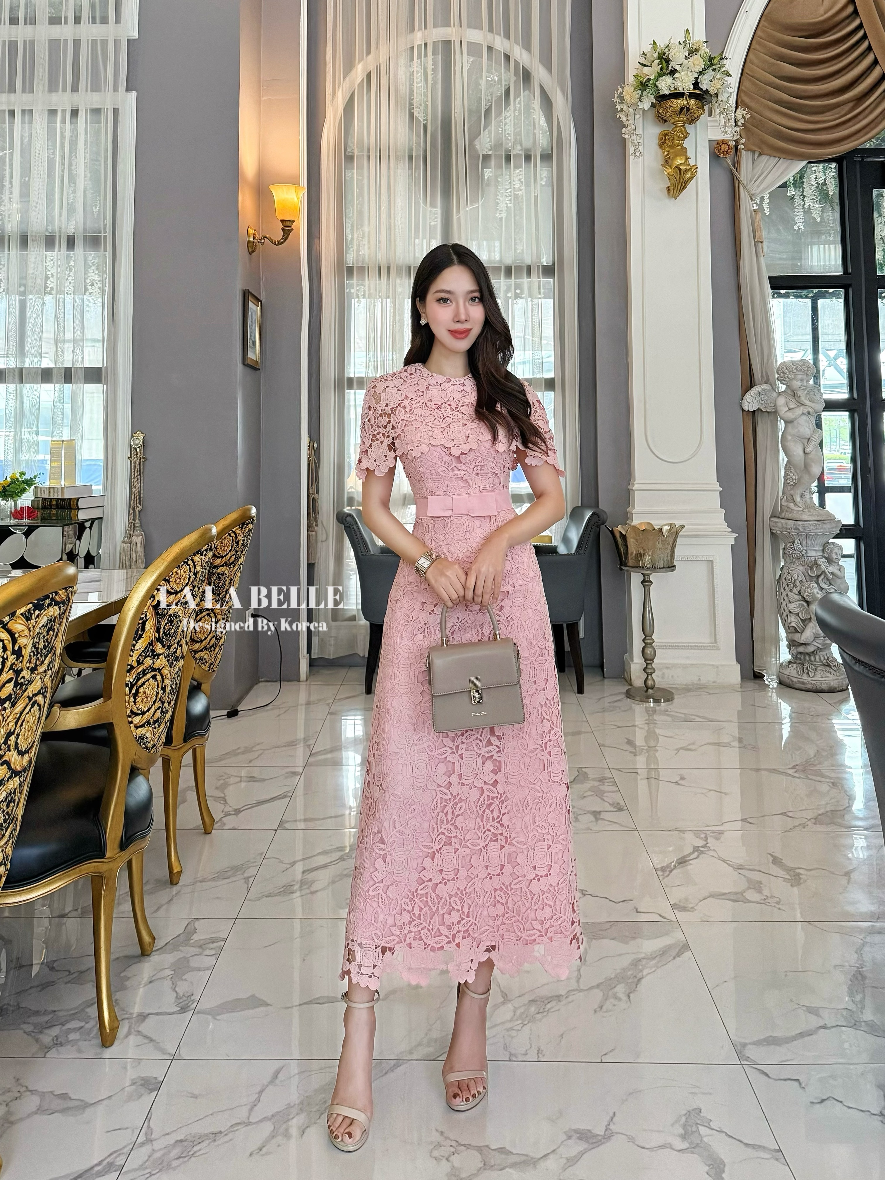เดรสลูกไม้รุ่นฮอตดัดแปลงมาเป็นทรงคลุมไหล่รุ่นขายดีของที่ร้านทรงชุดคอกลมคลุมไหล่เอวเข้ารูปแต่งขอบเอวโบว์กระโปรงยางทรงเอมีซัยในถึงปลายชุดสวย