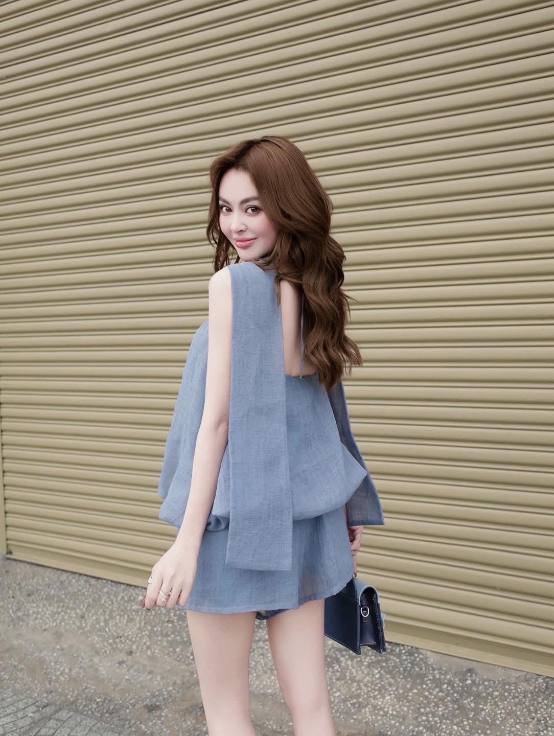 Set 2 ชิ้นสีครามผ้าชีฟองเนี้อทราย ตัวเสื้อแขนกุดสายคล้องคอผูกโบว์และสายคาดไหล่ระบาย อกแต่งอะไหล่เข็มกลัดดอกไม้ ตัวเสื้อจับจีบคลาย ๆ ทรงทวย ตัวเสื้อเป็นทรงฟักทอง (สม็อคจั้มเอว)ดีไซน์เว้าหลัง สวมใส่ง่าย มาพร้อมกับกางเกงขาสั้น (ซิปหลัง) เนื้อผ้าชีฟองนี้ทรายอ