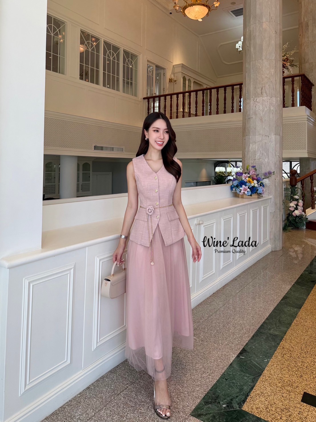Set 4 Pcs. เช็ทเสื้อแขนกุดกระดุมหน้า เนื้อผ้ามีเทคเจอร์ มาพร้อมกระโปรงมุ้งสีเข้าเซ็ท มีเข็มกลัดดอกไม้และเข็มขัดโซ่ เพิ่มความลัคซู ทรงสวย เป๊ะ สวยหรู ดูแพง มากค่ะ ใส่แล้วผอมเพียว ซับในทั้งตัว เนื้อผ้าใส่สบาย สายลัคซูรี่ ต้องมีติดตู้ ใครได้ลองแล้วจะหลงรักค่