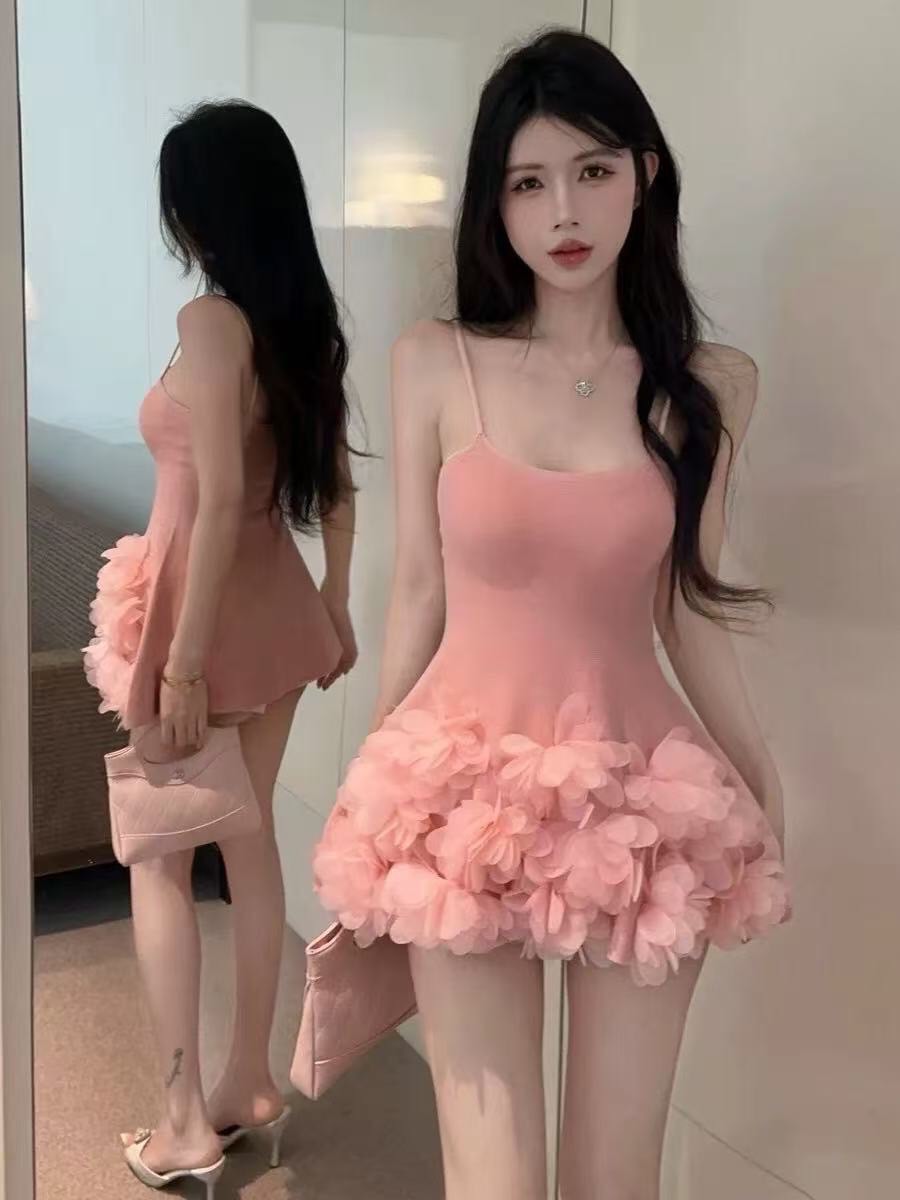เดรสสายเดี่ยวผ้าเนื้อดี สีชมพูพาสเทล สไตล์มินิมอล เรียบหรู แต่แฝงดีเทลน่ารักขั้นสุดด้วยดอกไม้ 3D ปักแน่นรอบชายกระโปรง ฟูเบาๆ