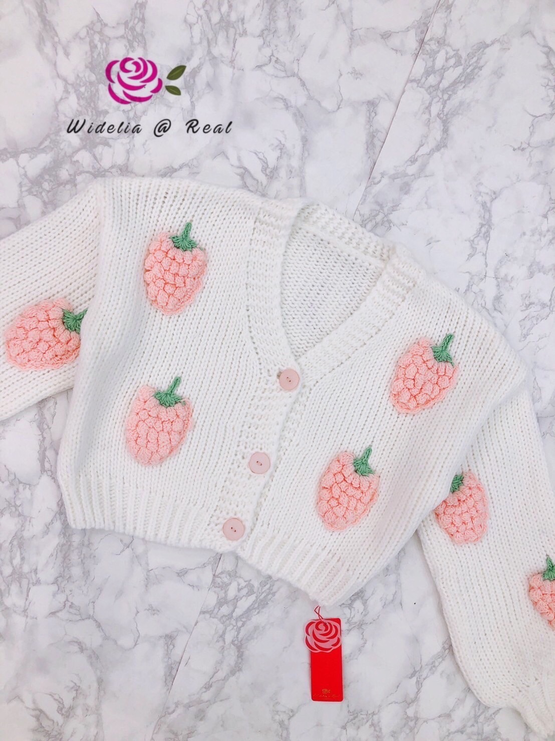 Jacket แจ็คเก็ตแสนสวย คุณขางานสวยอลังการมาก งานน่ารักไม่ไหวแล้วแม่ สตอเบอรี่ลูกใหญ่มาก เนื้อผ้าหนานุ่ม ใส่อุ่นสบาย ใกล้หน้าหนาวแล้วน๊า รีบจัดให้ไวเลยจ้า งานน่ารักทั้ง2สีเลยนะคะ รุ่นนี้งานสวยและผ้าดีสุดๆ