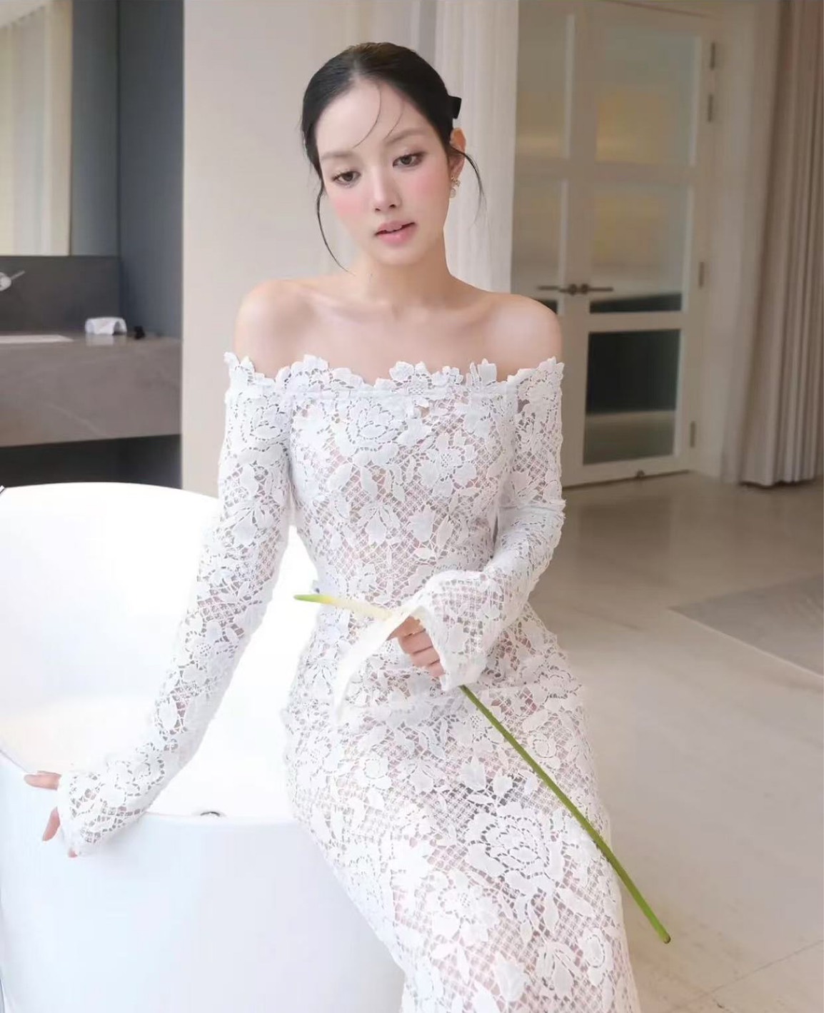 เดรสปาดไหล่ลูกไม้ตัวยาวเรียบ หรู ดูแพง เป็น everydaylook ได้ทุกวัน ราคานี้มือต้องไวเลยค่า รุ่นนี้ใส่สวย ห้ามพลาดเลยค่า
