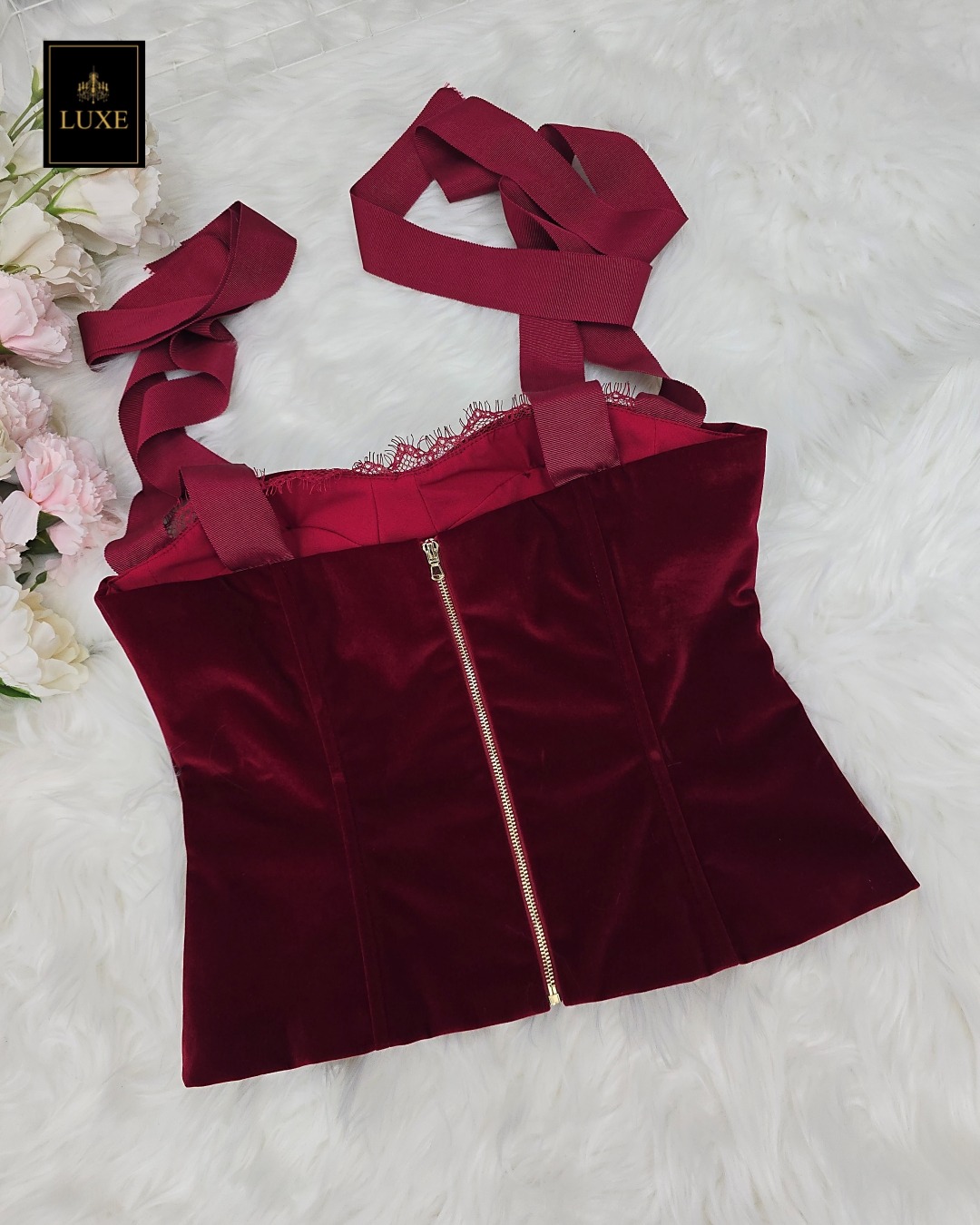 Label : LUXE ชุดเซ็ท กระโปรง+ เสื้อสายเดี่ยวสไตล์คอร์เซ็ตบรา ผ้ากำมะหยี่เนื้อนุ่มยืดหยุ่น มีโครงทั้งเก็บและดันทรงสวย แต่งลูกไม้ที่ตัวเสื้อ สายริบบิ้นผูกโบว์ที่ไหล่ปรับระดับได้ตามสรีระ คัตติ้งเนี้ยบ ด้านหลังมีซิปถอดได้ ช่วยให้สวมสะดวกค่ะ