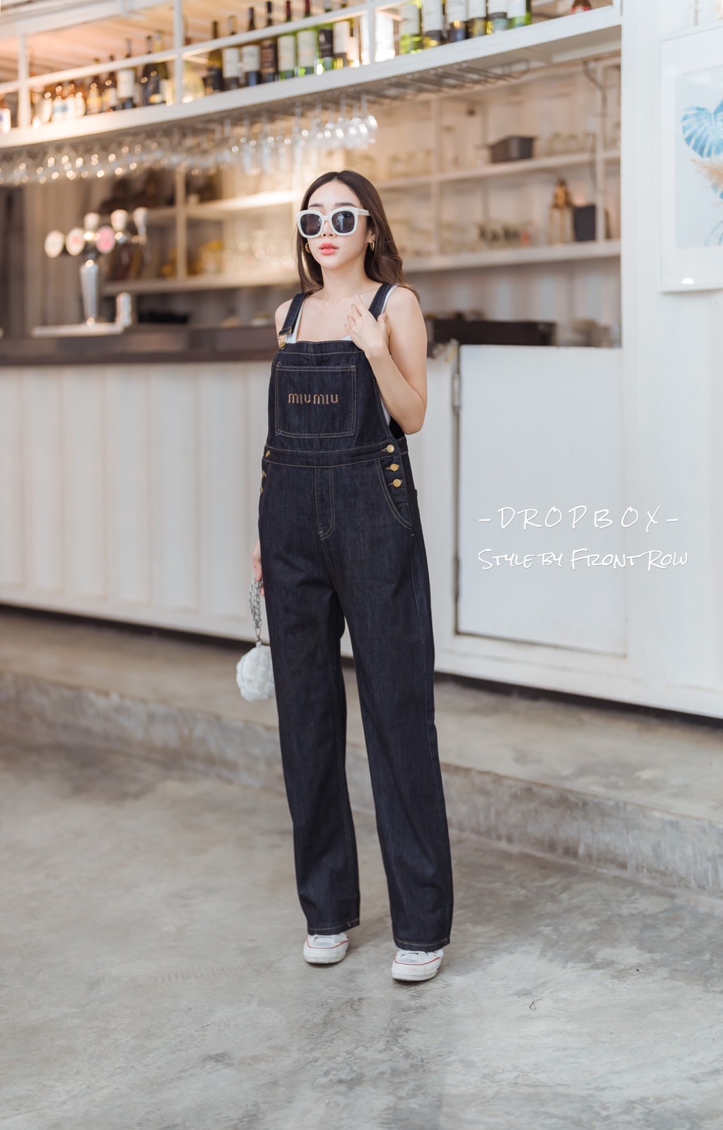 Miu Miu Romper Jean เอี๊ยมยีนส์ทรงโอเว่อร์ไซส์ งานเกาหลีนำเข้า มาพร้อมดีเทล งานปักแน่นๆ เก๋ๆที่หน้าอก บอกเลยคัตติ้งสวย งานเนี๊ยบเว่อร์ ปลายขา เย็บเก็บ ทรงกระบอกเล็ก