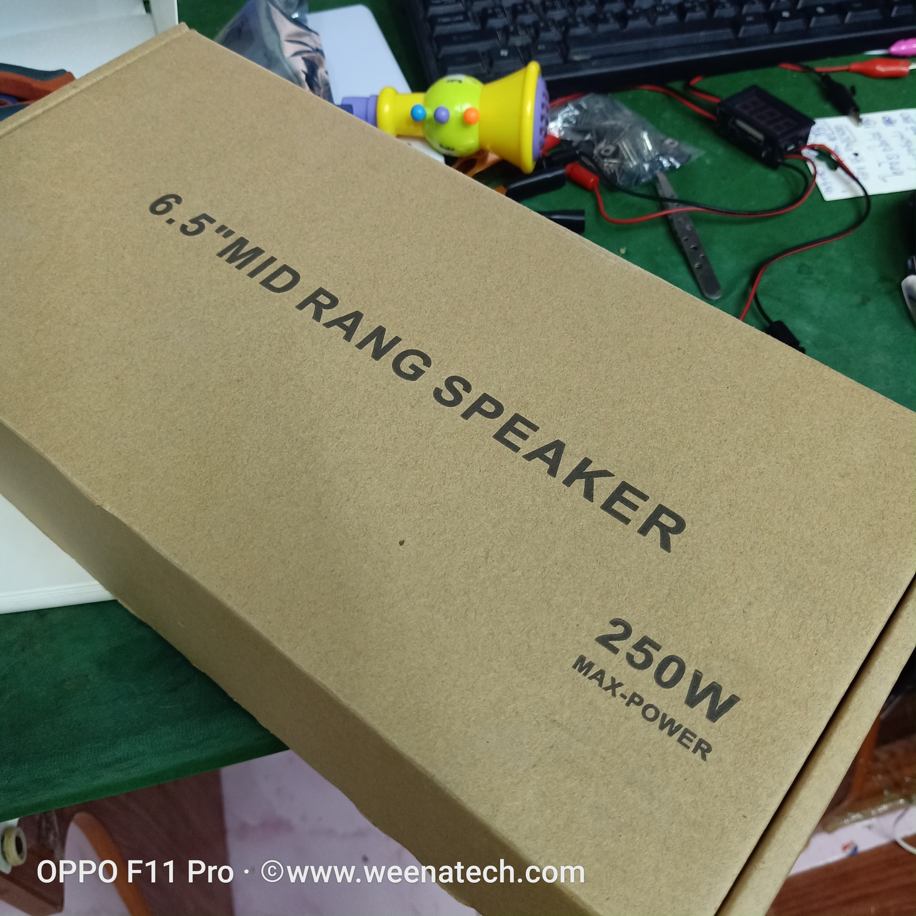 เสียงกลาง 6.5 นิ้วยังไม่ได้ติดแบรนด์ ให้เสียงนักร้องที่คมชัด