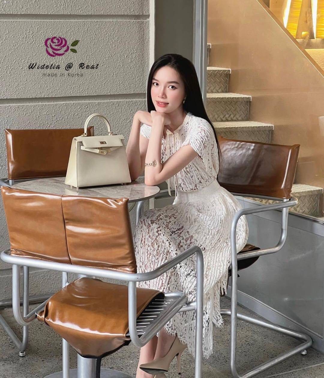 Set :: เสื้อตัวยาวสวยทรงดี กุ้นรอบคอด้วยแถบกำมะหยี่ผูกโบน่ารัก ตัวเสื้อเลือกใช้ผ้าลูกไม้เนื้อสวย ตัวเสื้อทรงปล่อยใส่ง่าย มาเข้าชุดพร้อมกับกระโปรงทรงเอบานตัวสวย แพทเทิ้ลเรียบๆแต่สวยมาก