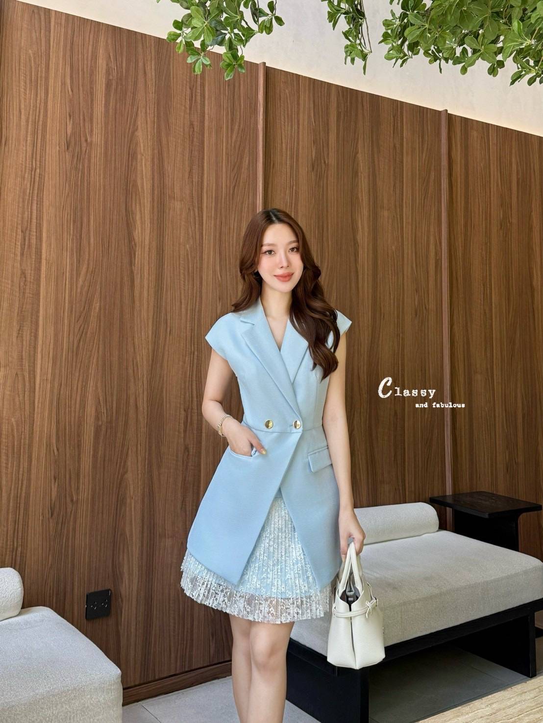 เดรสสูทกระโปรงสั้น คอปก แขนล้ำ กระดุมหน้า 2 เม็ดสีทอง ตกแต่งกระเป๋าด้านหน้า 2 ข้าง ด้านในเป็นกระโปรงเย็บติดกับตัวเดรสด้านนอกเลยค่ะ ใส่ชิ้นเดียวจบ เนื้อผ้ามี Texture ในตัว ชายกระโปรงตกแต่งด้วยผ้าลูกไม้สีขาวอย่างดี