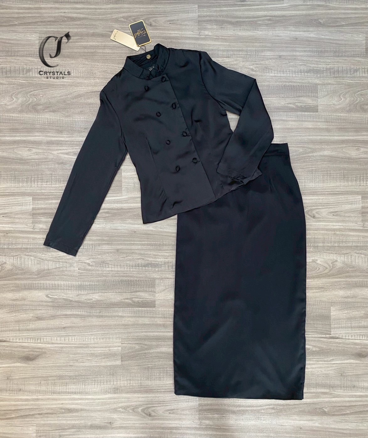 งานชุดไทยสีดำจิตรลดา เนื้อผ้าซาติน ดีไซน์กระดุมคู่ ช่วงคอดีไซน์ทรงคอจีนเสริมความสง่า ทรงสุภาพ มาพร้อมกับกระโปรงผ้าหลัง เสริมความคล่องตัวในการเดิน เหมาะสำหรับใส่ร่วมงานพิธีทางการ